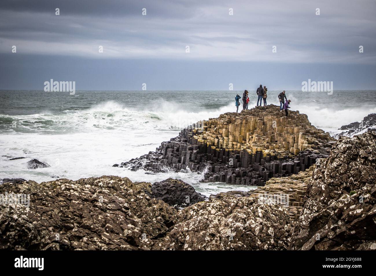 Il Selciato del gigante è un'area di circa 40,000 colonne di basalto interbloccanti, situate nella contea di Antrim sulla costa settentrionale dell'Irlanda del Nord. Foto Stock