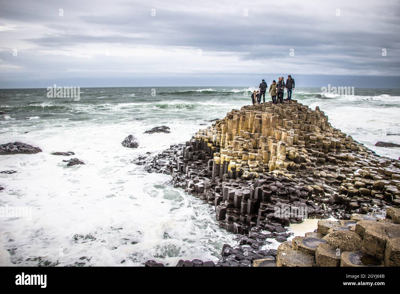 Il Selciato del gigante è un'area di circa 40,000 colonne di basalto interbloccanti, situate nella contea di Antrim sulla costa settentrionale dell'Irlanda del Nord. Foto Stock