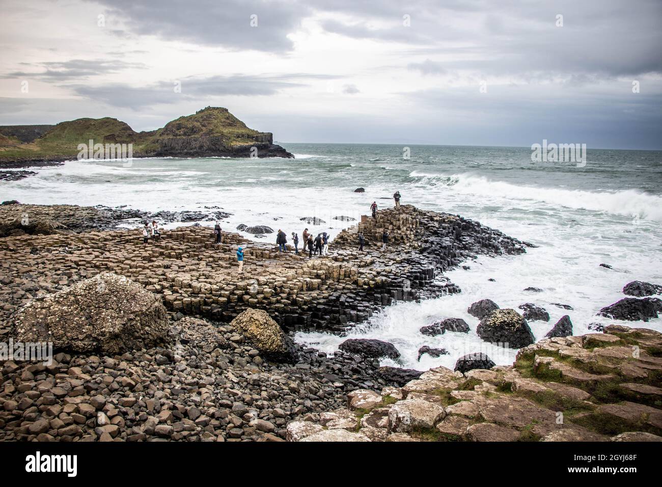Il Selciato del gigante è un'area di circa 40,000 colonne di basalto interbloccanti, situate nella contea di Antrim sulla costa settentrionale dell'Irlanda del Nord. Foto Stock