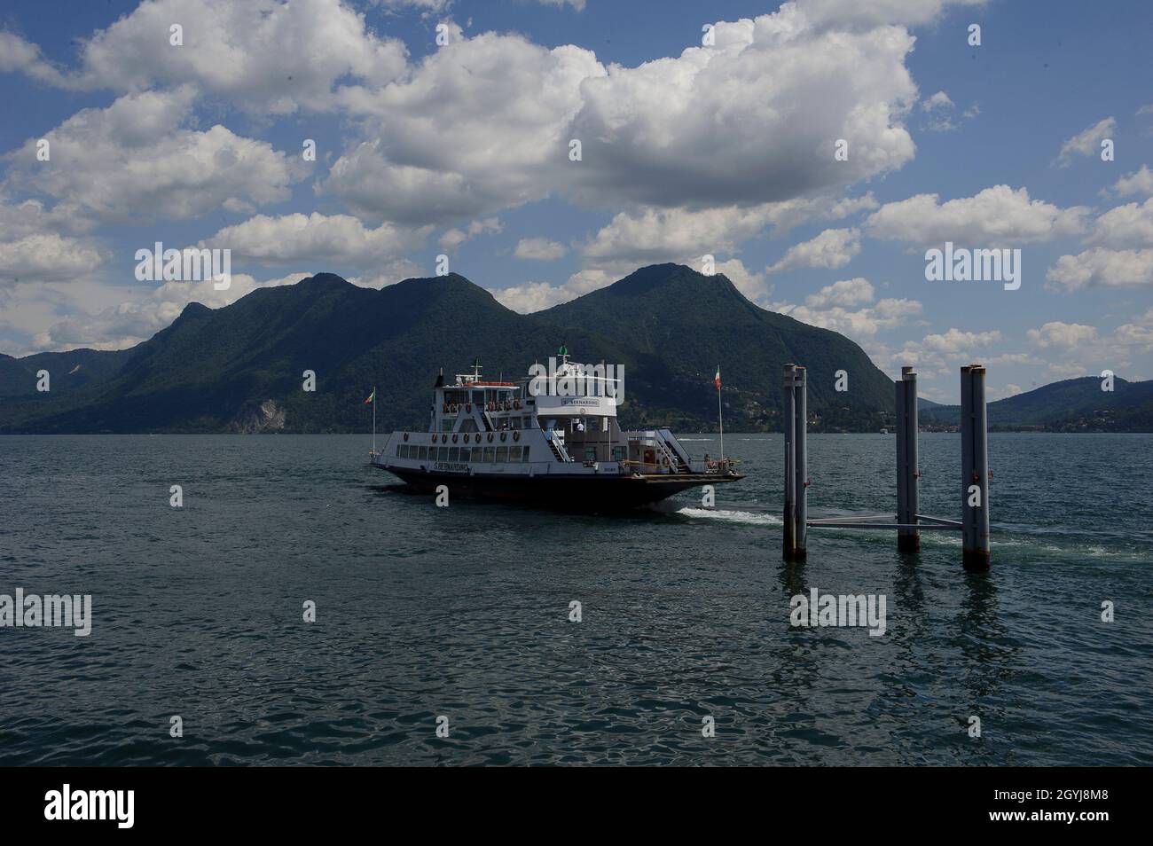 Europa, Italia, Piemonte, provincia Verbania, Lago maggiore, Lago Verbano, Porto di imbarco di auto sul traghetto Foto Stock