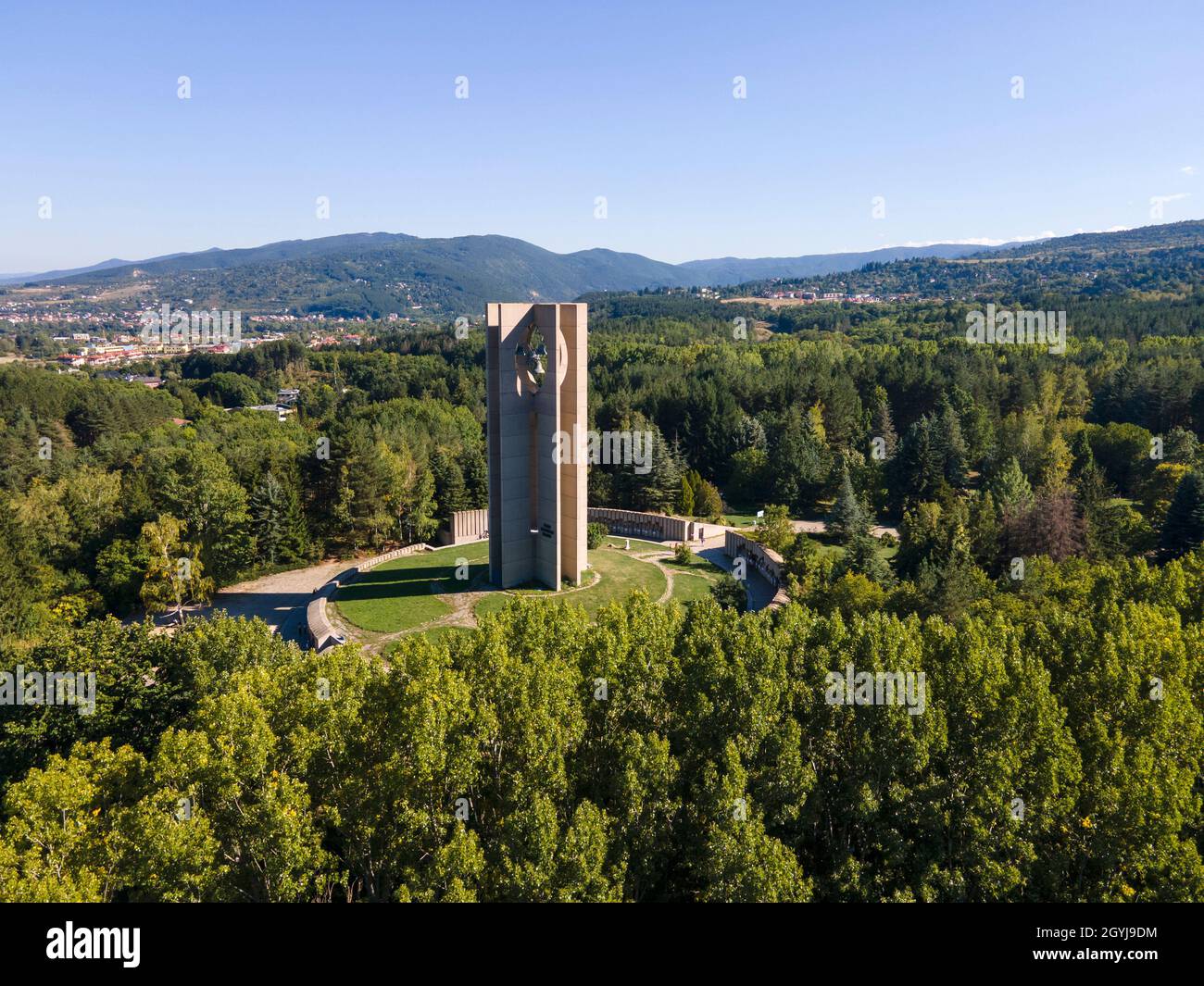 SOFIA, BULGARIA - 26 SETTEMBRE 2021: Veduta aerea del Memoriale della bandiera della Pace (Zname na mira) Assemblea Internazionale dei Bambini, parco Kambanite Foto Stock