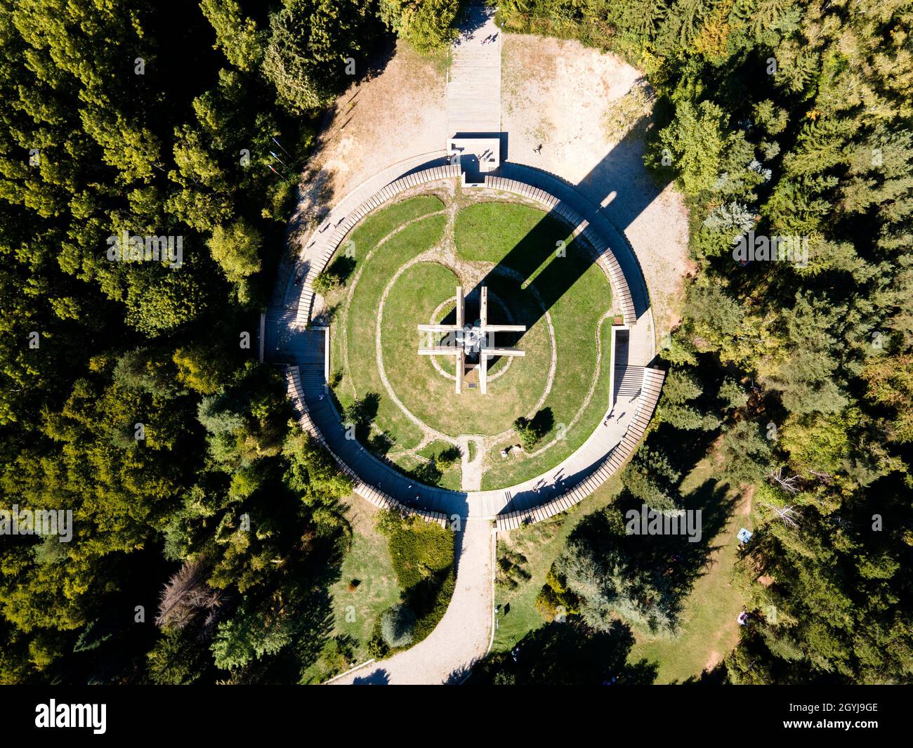 SOFIA, BULGARIA - 26 SETTEMBRE 2021: Veduta aerea del Memoriale della bandiera della Pace (Zname na mira) Assemblea Internazionale dei Bambini, parco Kambanite Foto Stock