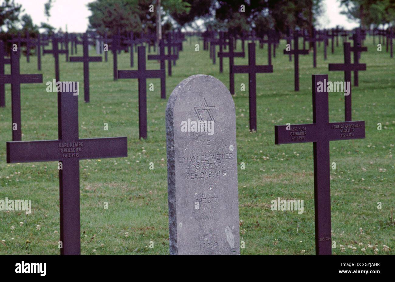 Archival ha scansionato immagini di una Francia passata nel 1984. Tombe di guerra con una lapide di soldati ebrei accanto alle croci in un cimitero tedesco della prima Guerra Mondiale. Foto Stock