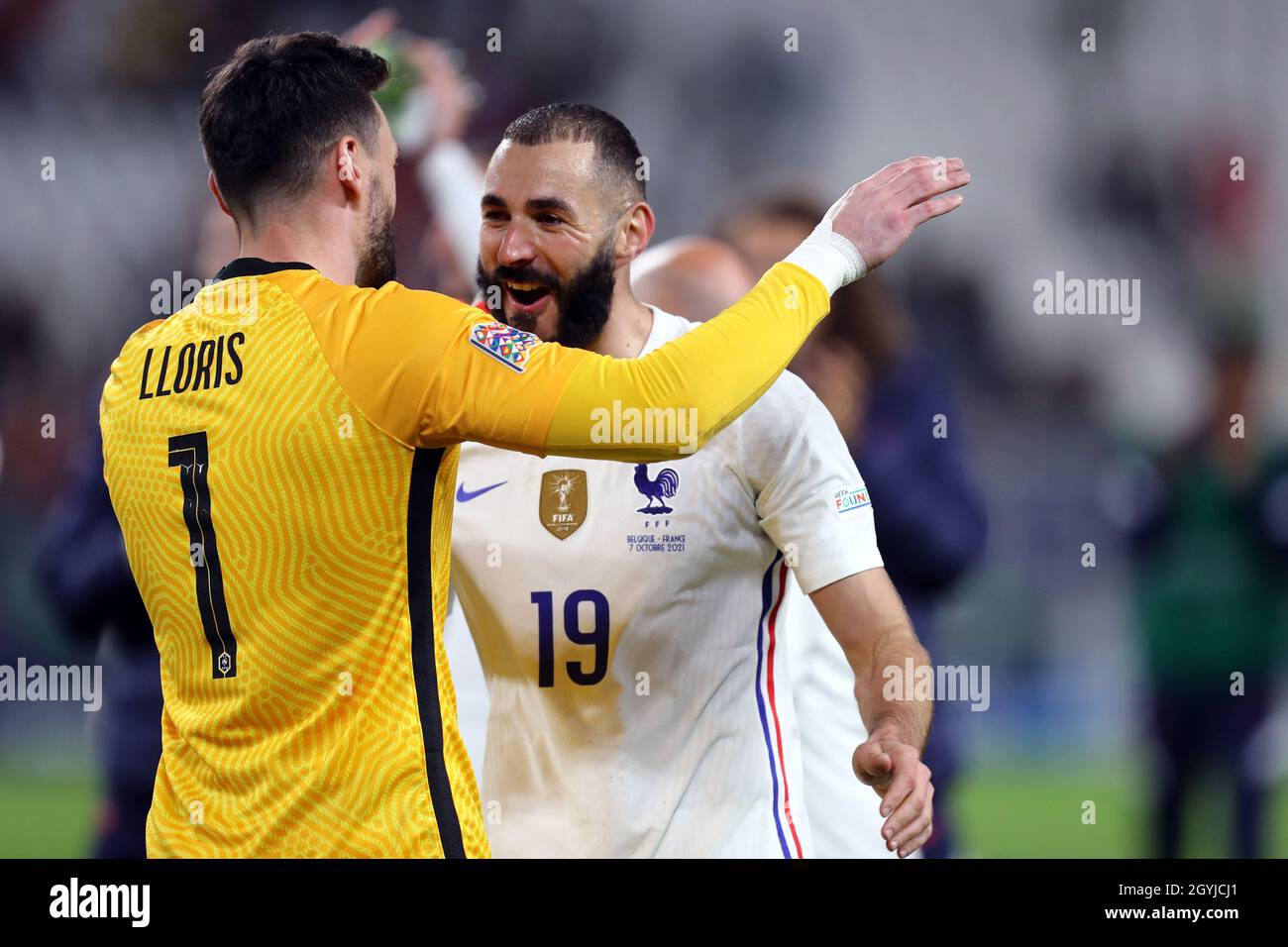 Karim Benzema e Hugo Lloris di Francia festeggiano dopo aver vinto la semifinale della UEFA Nations League tra Belgio e Francia allo Stadio Juventus il 7 ottobre 2021 a Torino, Italia . Foto Stock
