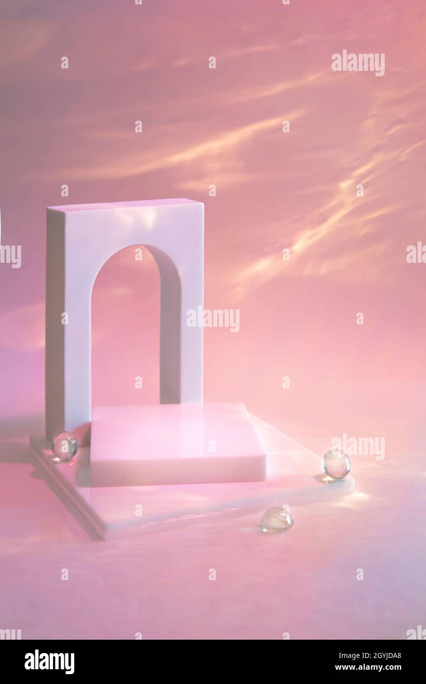 scena vuota con podio e arco su sfondo pastello Foto Stock