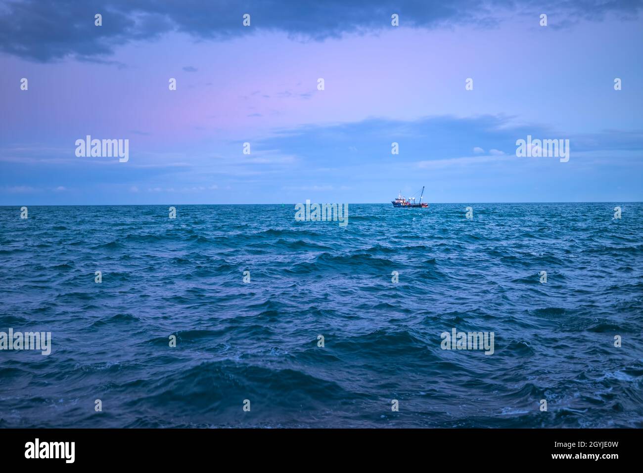 Blue Sea Waves e nave da carico a vela, vista panoramica Foto Stock