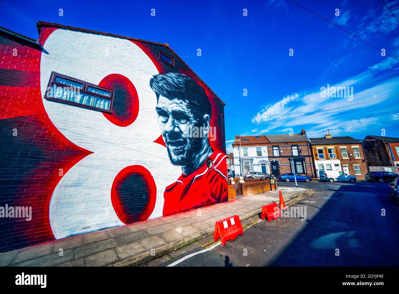 Un nuovo murale dell'ex capitano inglese e del Liverpool Steven Gerrard è stato dipinto sul muro di una casa ad Anfield, Liverpool, Merseyside. Foto Stock