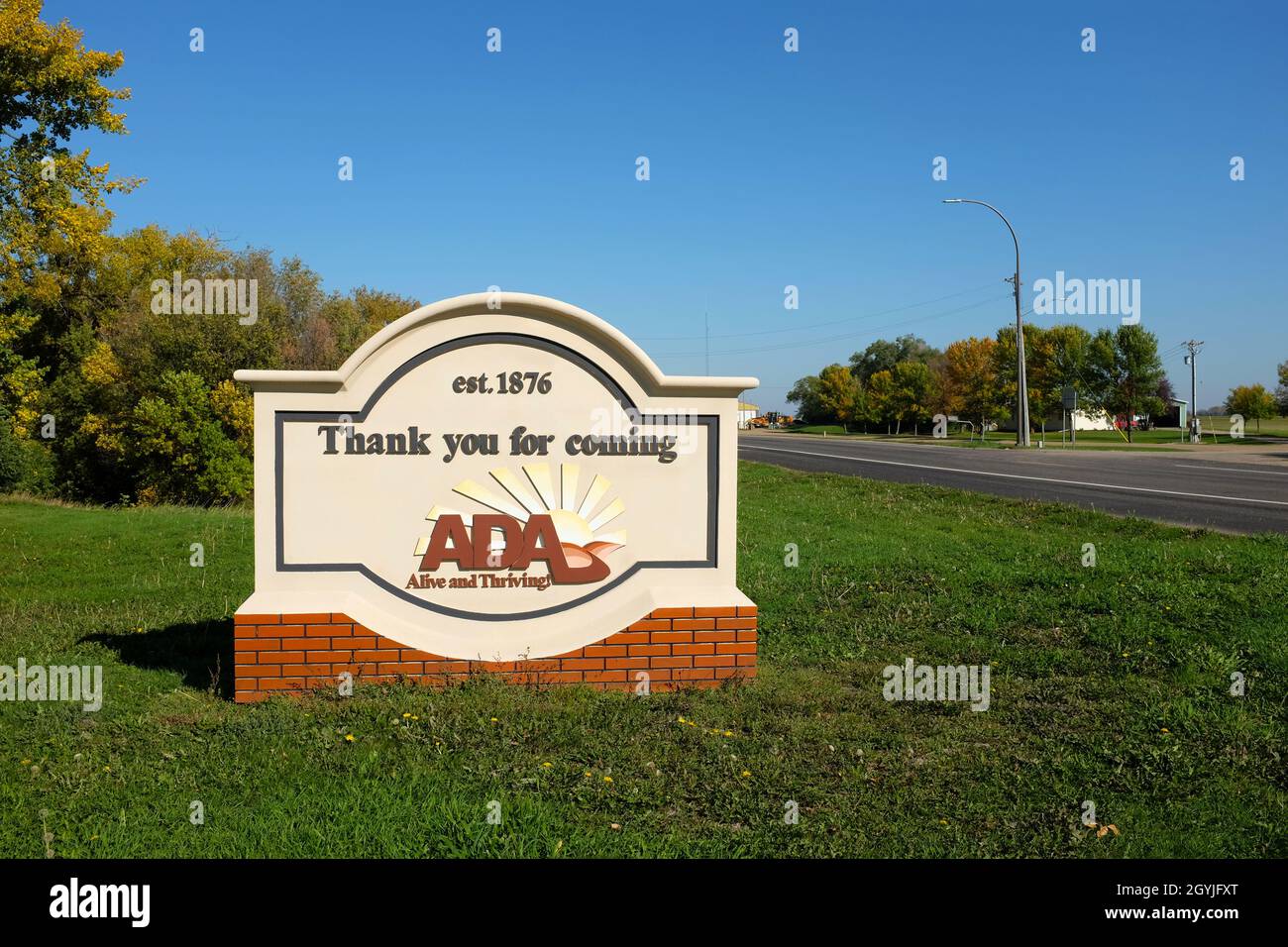 ADA, MINNESOTA - 5 Oct 2021: Grazie per essere venuto a Ada Sign at the Town Limits. Foto Stock