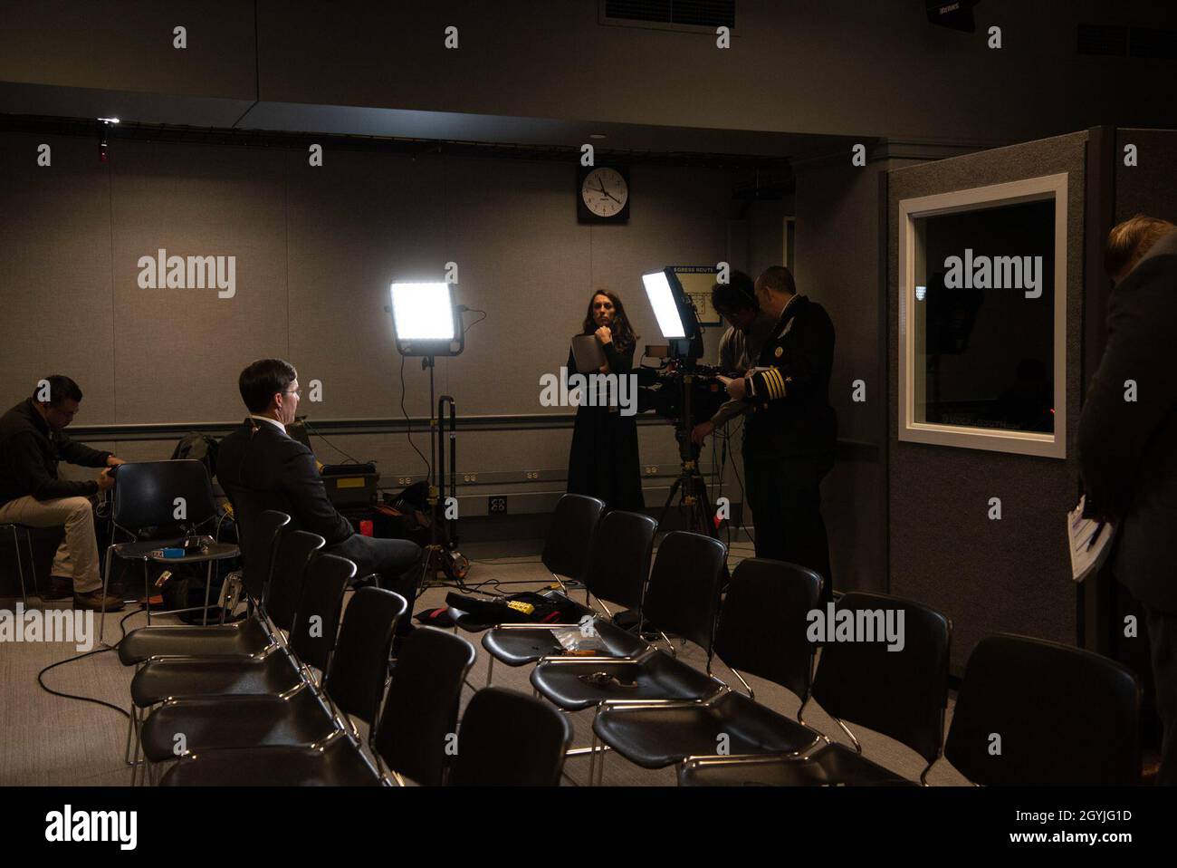 Il Segretario della Difesa Mark T. Esper è intervistato sui rapporti di Andrea Mitchell di MSNBC, al Pentagono, Washington, D.C., 2 gennaio, 2020. (Foto DOD di Lisa Ferdinando) Foto Stock