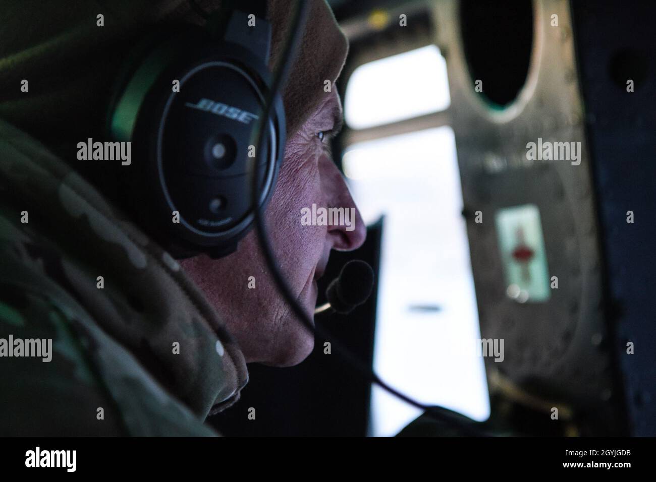 Il Gen. David Goldfein, Capo dello staff dell'Aeronautica militare, corre in elicottero da una struttura di allerta missilistica vicino alla base dell'Aeronautica militare Minot, North Dakota, 3 gennaio 2020. Durante la sua visita ha riconosciuto Airmen che guarda 24-7 per le loro eccellenti prestazioni e il loro impegno nei confronti del dovere. (Foto delle forze aeree degli Stati Uniti di Ashley Boster, Senior Airman) Foto Stock