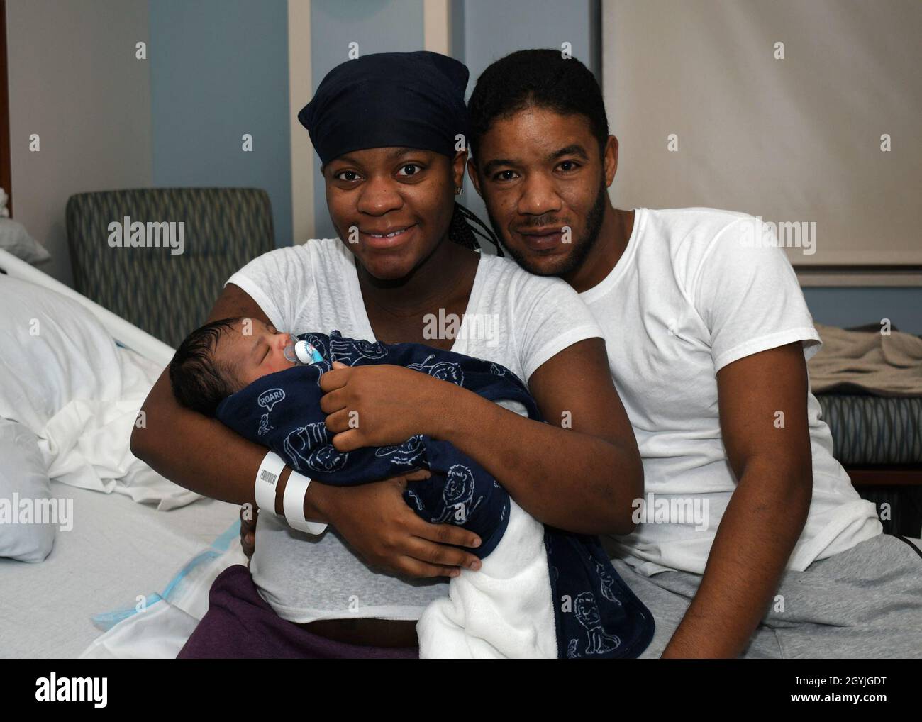FORT DRUM, N.Y. – SPC. Daisha Kelly (a sinistra) e Sgt. Antonio Vazquez (a destra), entrambi i soldati di stanza a Fort Drum, N.Y., mostrano il loro neonato, Avery, prima di essere dimesso dal Samaritan Medical Center di Watertown, N.Y., 3 gennaio. Baby Avery è stato il primo bambino nato nel 2020 da una famiglia di Fort Drum, oltre ad essere il primo bambino nato nel nuovo decennio a Jefferson County, N.Y. (Foto di Warren W. Wright Jr., Fort Drum Medical Activity Public Affairs) Foto Stock