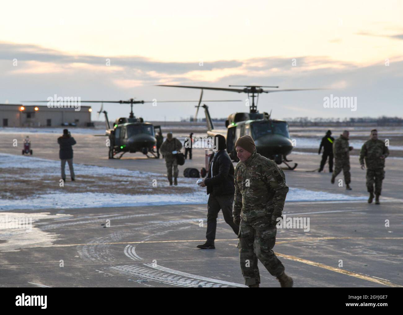 Il generale David Goldfein, capo dello staff dell'Aeronautica militare, esce da un elicottero alla base dell'Aeronautica militare Minot, North Dakota, 2 gennaio 2020. Lo scopo della sua visita era di mostrare apprezzamento e riconoscere Airmen che in piedi guardare 24-7. (STATI UNITI Air Force Foto di Airman 1st Class Caleb S. Kimmell) Foto Stock