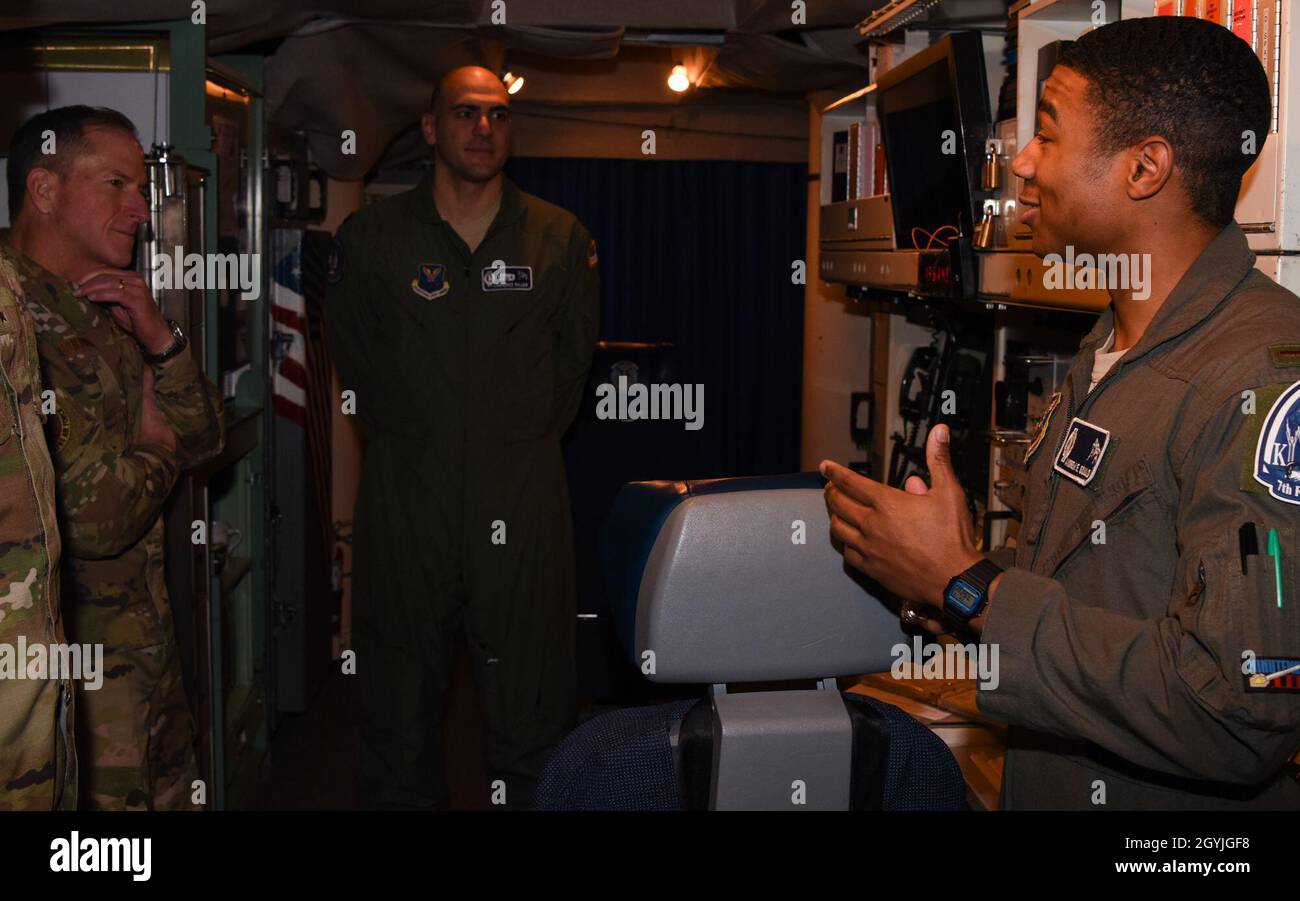 Secondo Lt, Andrew Gould, 742o missile Squadron missileer, briefing Gen. David Goldfein, Capo di Stato maggiore dell'Aeronautica militare, presso un centro di controllo di lancio vicino alla base dell'Aeronautica militare Minot, North Dakota, 3 gennaio 2020. Lo scopo della visita del generale Goldfein era di mostrare apprezzamento e riconoscere Airmen che guarda in piedi 24-7. (STATI UNITI Air Force foto di Senior Airman Ashley Boster) Foto Stock