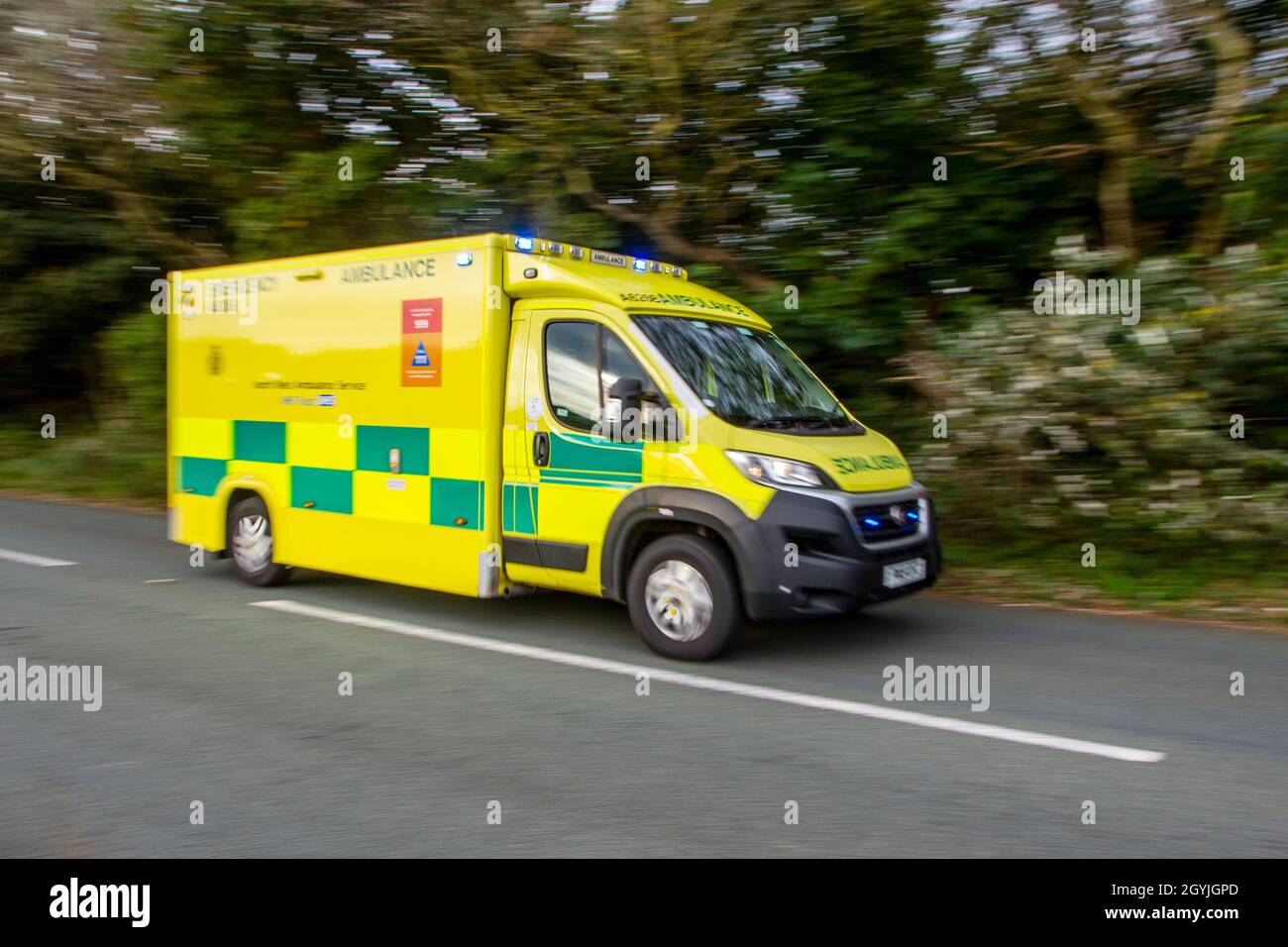 NHS 999 Emergency Ambulance Medical Emergency Emergency; UK traffico veicolare, trasporto, moderno, sulla strada costiera Southport, Merseyside, Regno Unito Foto Stock