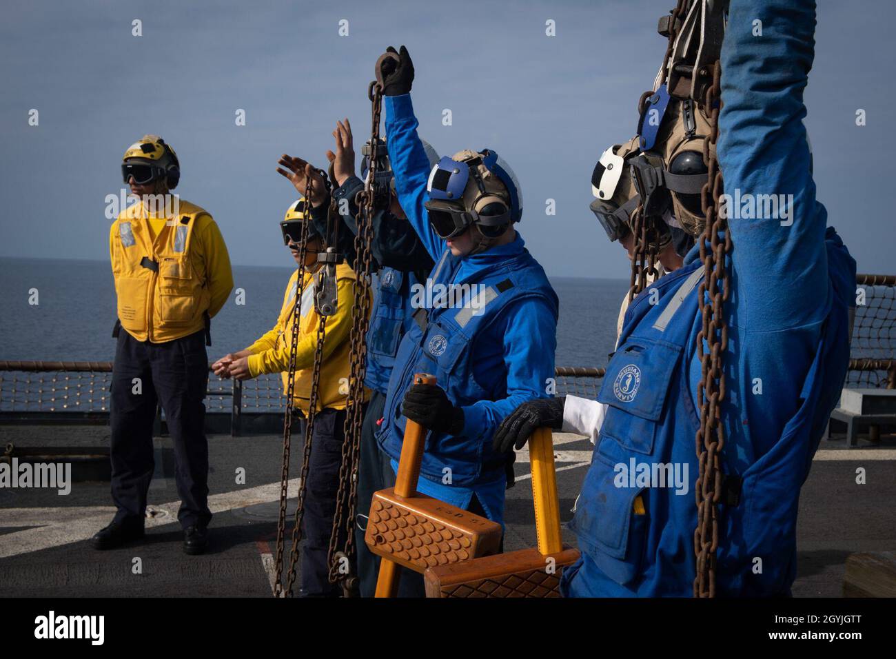 200103-N-VP266-1020 OCEANO ATLANTICO (GEN. 3, 2020) i marinai assegnati alla nave di sbarco del molo anfibio Harpers Ferry-Class USS Oak Hill (LSD 51) tengono in mano cunei e catene durante le operazioni di volo del ponte 3 gennaio 2020. Oak Hill, con sede a Joint Expeditionary base (JEB) Little Creek-Fort Story, Virginia, opera nell'area delle operazioni della 6a flotta statunitense a sostegno degli interessi di sicurezza nazionale degli Stati Uniti in Europa e Africa. (STATI UNITI Foto Navy di Mass Communication Specialist terza classe Griffin Kersting/rilasciato) Foto Stock