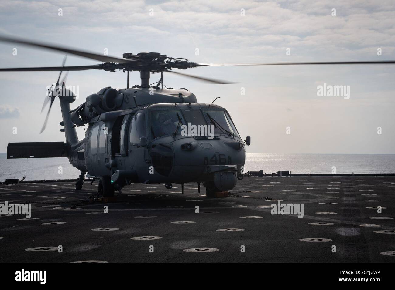 200103-N-VP266-1004 OCEANO ATLANTICO (GEN. 3, 2020) Un elicottero MH-60S Sea Hawk, assegnato al Dragon Whales of Helicopter Sea Combat Squadron (HSC) 28, si trova sul ponte di volo della nave di atterraggio anfibia del molo USS Oak Hill (LSD 51) durante le operazioni di volo sul ponte, 3 gennaio 2020. Oak Hill, homeported in Joint Expeditionary base (JEB) Little Creek-Fort Story, Virginia, opera nell'area delle operazioni della flotta 6th statunitense a sostegno degli interessi nazionali di sicurezza degli Stati Uniti in Europa e Africa. (STATI UNITI Navy Photo by Mass Communication Specialist 3rd Classe Griffin Kersting/Rilasciato) Foto Stock