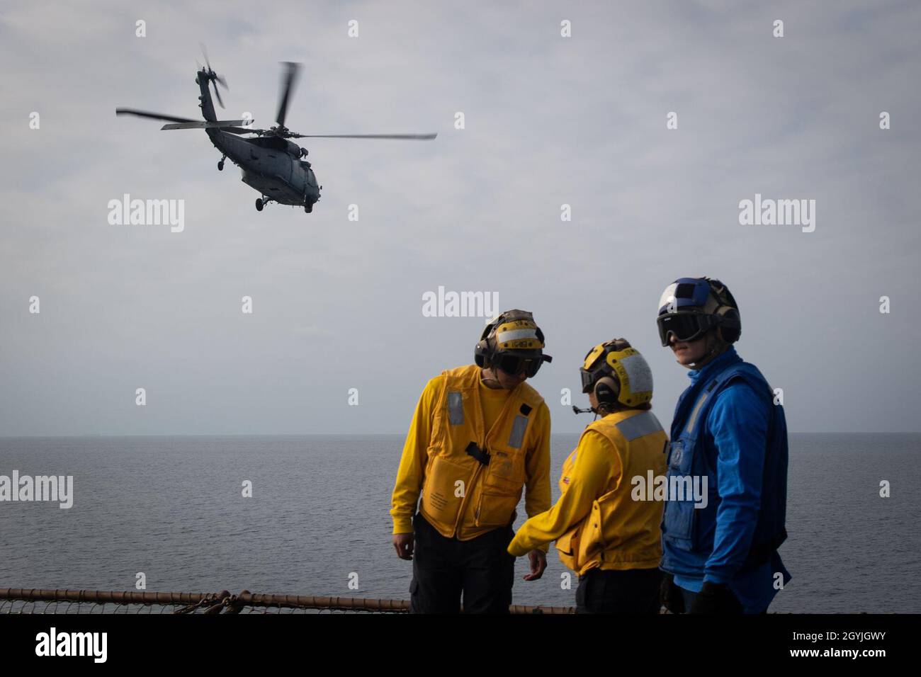 200103-N-VP266-1027 OCEANO ATLANTICO (GEN. 3, 2020) un elicottero MH-60 Sea Hawk, assegnato al Dragon Whales of Helicopter Sea Combat Squadron (HSC) 28, decollerà dal ponte di volo della nave di atterraggio anfibio Harpers Ferry classe USS Oak Hill (LSD 51) durante le operazioni di ponte di volo 3 gennaio 2020. Oak Hill, con sede a Joint Expeditionary base (JEB) Little Creek-Fort Story, Virginia, opera nell'area delle operazioni della 6a flotta statunitense a sostegno degli interessi di sicurezza nazionale degli Stati Uniti in Europa e Africa. (STATI UNITI Foto Navy di Mass Communication Specialist 3a classe Griffin Kersting/Re Foto Stock