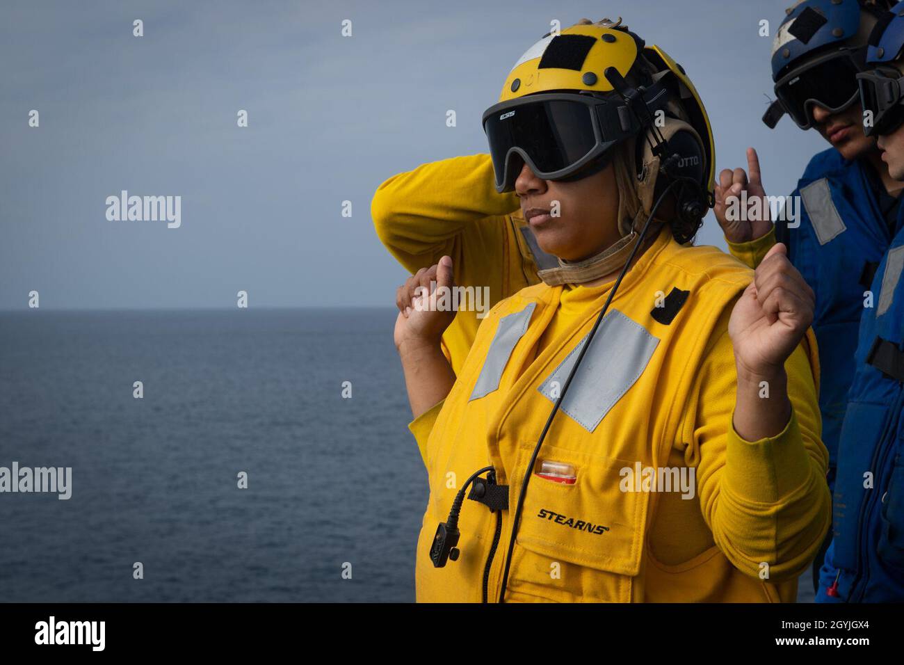 200103-N-VP266-1011 OCEANO ATLANTICO (GEN. 3, 2020) Boatswain’s Mate 2a Classe Carmen Baez, assegnato alla nave di atterraggio anfibio Harpers Ferry-Class USS Oak Hill (LSD 51), segnala ad un elicottero MH-60S Sea Hawk, assegnato al Dragon Whales of Helicopter Sea Combat Squadron (HSC) 28, durante le operazioni di deck di volo, 3 gennaio 2020. Oak Hill, con sede a Joint Expeditionary base (JEB) Little Creek-Fort Story, Virginia, opera nell'area delle operazioni della 6a flotta statunitense a sostegno degli interessi di sicurezza nazionale degli Stati Uniti in Europa e Africa. (STATI UNITI Foto Navy di Mass Communication Specialis Foto Stock