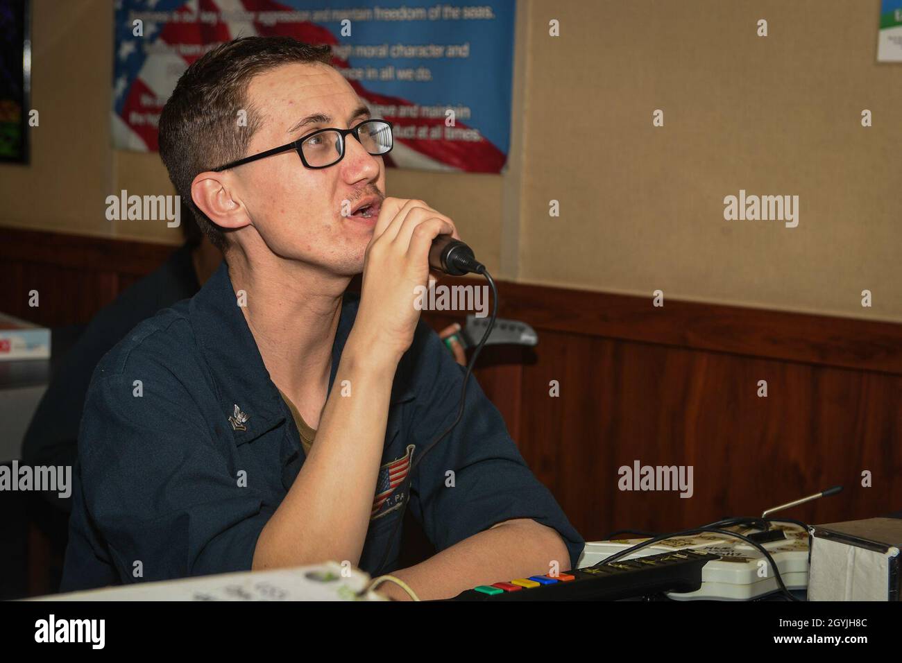 200104-N-VP266-1014 MAR MEDITERRANEO (GEN. 4, 2020) Electronic Technician 2nd Class Troy Pace, assegnato alla nave di sbarco anfibio Harpers Ferry-Class USS Oak Hill (LSD 51), canta durante una serata di gioco morale, benessere e ricreazione (MWR) sui ponti di mess della Oak Hill, 4 gennaio 2020. Oak Hill, con sede a Joint Expeditionary base (JEB) Little Creek-Fort Story, Virginia, opera nell'area delle operazioni della 6a flotta statunitense a sostegno degli interessi di sicurezza nazionale degli Stati Uniti in Europa e Africa. (STATI UNITI Foto Navy di Mass Communication Specialist terza classe Griffin Kersting/rilasciato) Foto Stock