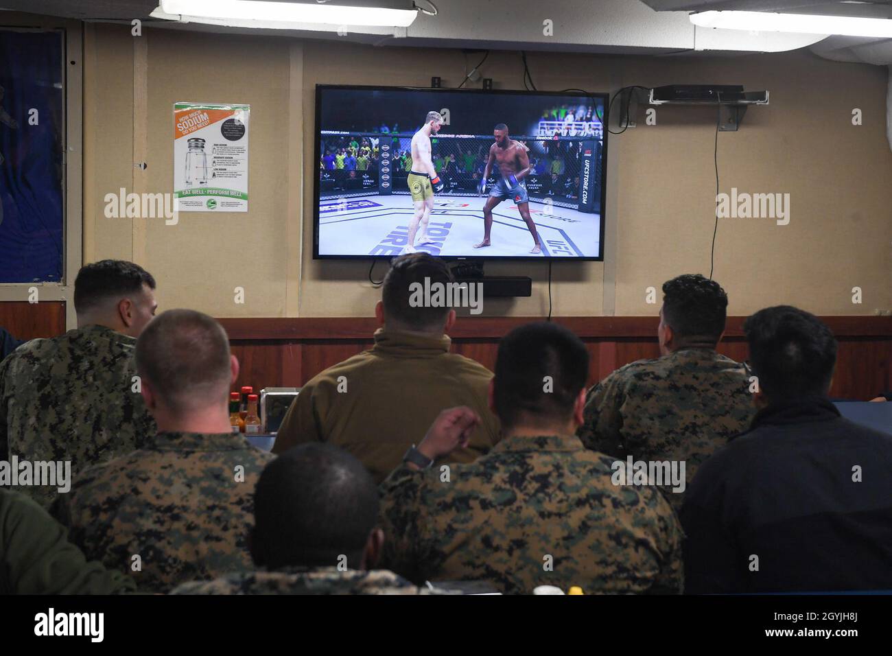 200104-N-VP266-1010 MAR MEDITERRANEO (GEN. 4, 2020) i marinai assegnati alla nave di sbarco del molo anfibio Harpers Ferry-Class USS Oak Hill (LSD 51) e Marines con la 26a Marine Expeditionary Unit (MEU) competono in una serata di gioco morale, benessere e ricreazione (MWR) sui ponti di Oak Hill, 4 gennaio 2020. Oak Hill, con sede a Joint Expeditionary base (JEB) Little Creek-Fort Story, Virginia, opera nell'area delle operazioni della 6a flotta statunitense a sostegno degli interessi di sicurezza nazionale degli Stati Uniti in Europa e Africa. (STATI UNITI Foto Navy di Mass Communication Specialist 3° classe Griffin Kersti Foto Stock