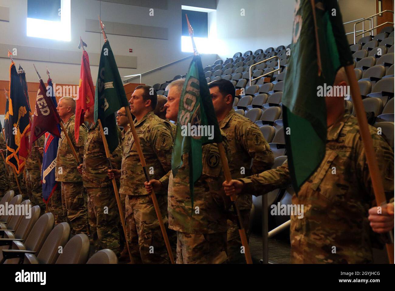 I soldati del 60° comando della truppa partecipano a una cerimonia di cambio di responsabilità presso la sede centrale della Joint Force, Raleigh, North Carolina, 5 gennaio 2020. La cerimonia significa il cedimento dell'autorità di comando dall'ufficiale non commissionato superiore uscente all'NCO senior entrante, ricordando ai soldati che l'NCO senior è responsabile del buon ordine e della disciplina delle truppe. Questo ricorda anche al NCO senior la sua responsabilità per il benessere delle truppe. (STATI UNITI Foto della Guardia Nazionale dell'esercito di PFC. Logan Collier, 382a distaccamento/rilascio degli affari pubblici) Foto Stock