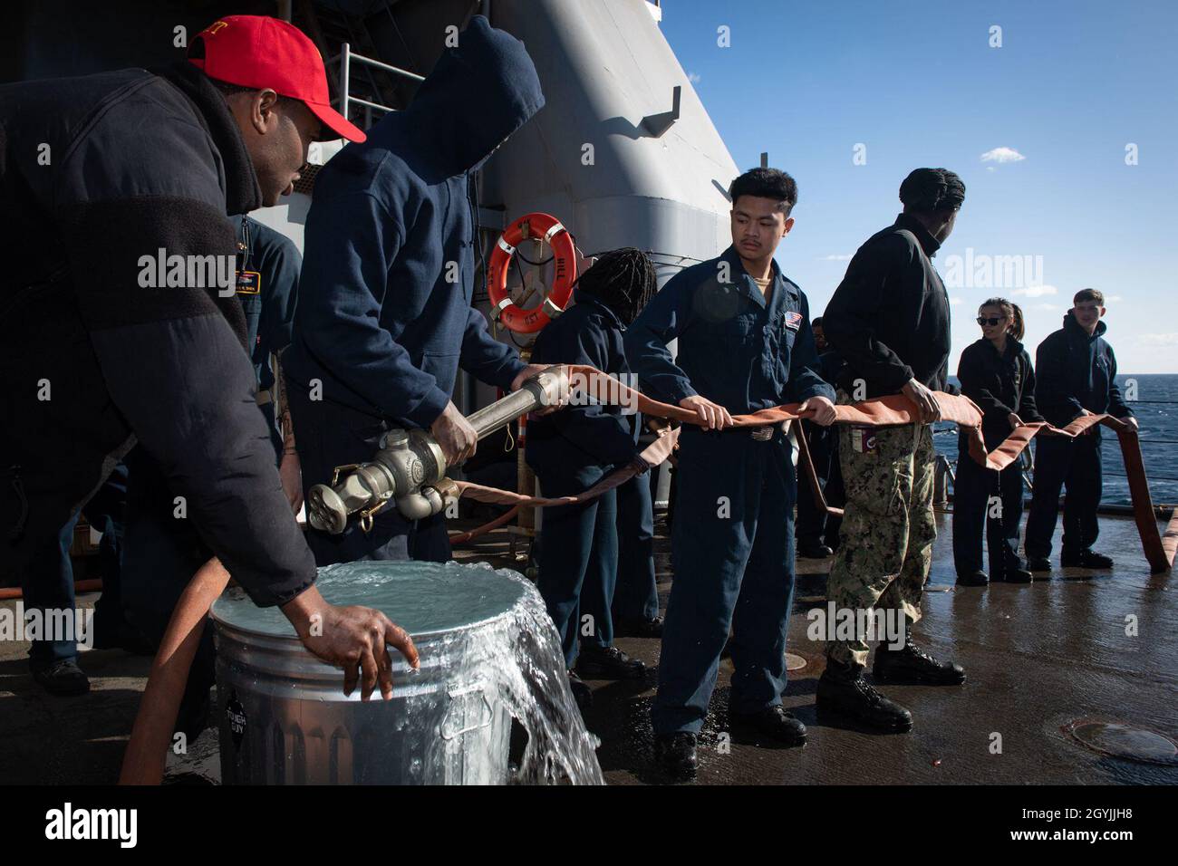 200106-N-VP266-1011 MAR MEDITERRANEO (GEN. 6, 2020) marinai assegnati alla nave di sbarco del molo anfibio Harpers Ferry-Class USS Oak Hill (LSD 51) maneggia un tubo del fuoco durante l'addestramento di controllo dei danni a bordo di Oak Hill, 6 gennaio 2020. Oak Hill, con sede a Joint Expeditionary base (JEB) Little Creek-Fort Story, Virginia, opera nell'area delle operazioni della 6a flotta statunitense a sostegno degli interessi di sicurezza nazionale degli Stati Uniti in Europa e Africa. (STATI UNITI Foto Navy di Mass Communication Specialist 3 classe Griffin Kersting/rilasciato) Foto Stock