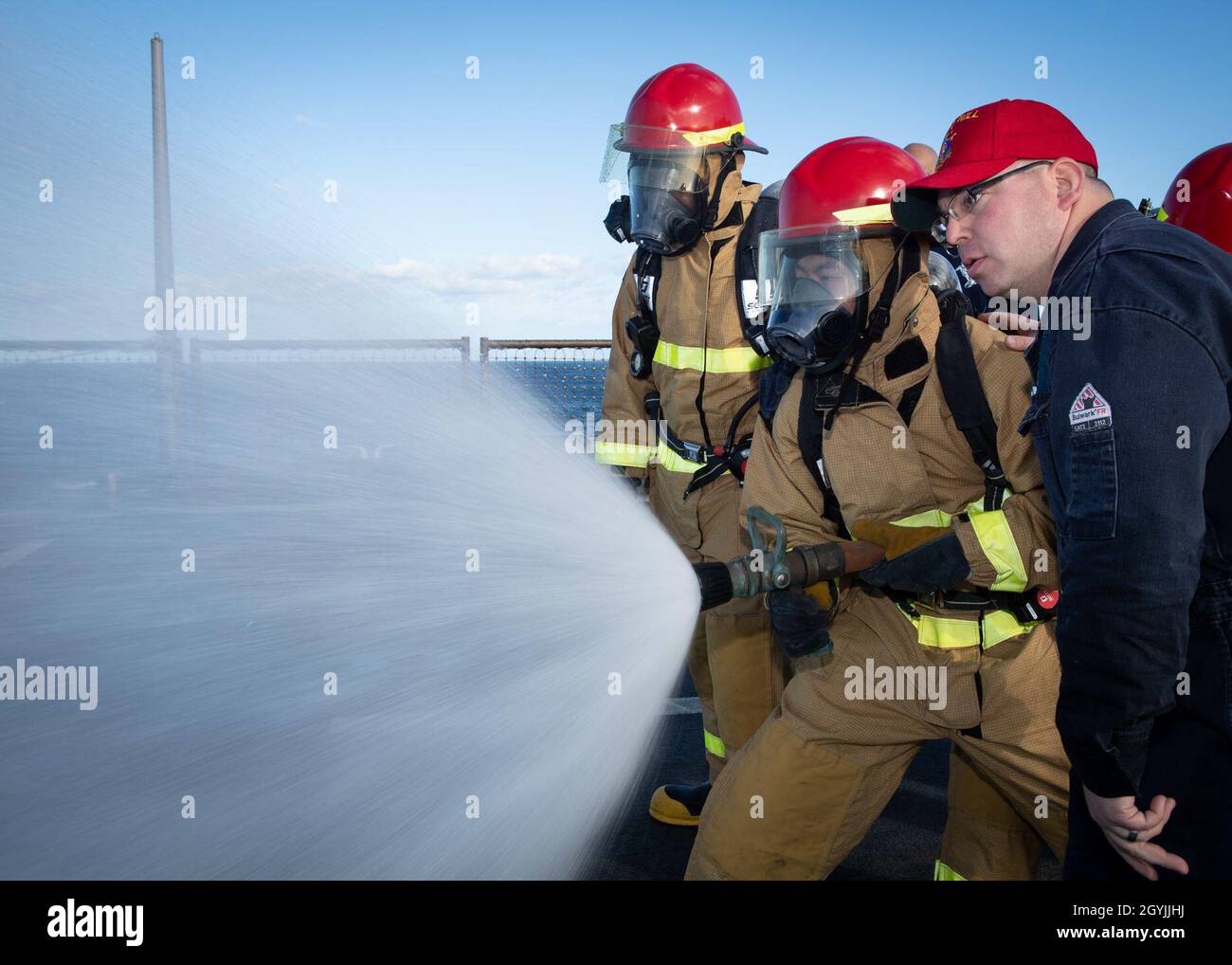 200106-N-VP266-1114 MAR MEDITERRANEO (GEN. 6, 2020) marinai assegnati alla nave di sbarco del molo anfibio Harpers Ferry-Class USS Oak Hill (LSD 51) maneggia un tubo del fuoco durante l'addestramento di controllo dei danni a bordo di Oak Hill, 6 gennaio 2020. Oak Hill, con sede a Joint Expeditionary base (JEB) Little Creek-Fort Story, Virginia, opera nell'area delle operazioni della 6a flotta statunitense a sostegno degli interessi di sicurezza nazionale degli Stati Uniti in Europa e Africa. (STATI UNITI Foto Navy di Mass Communication Specialist terza classe Griffin Kersting/rilasciato) Foto Stock