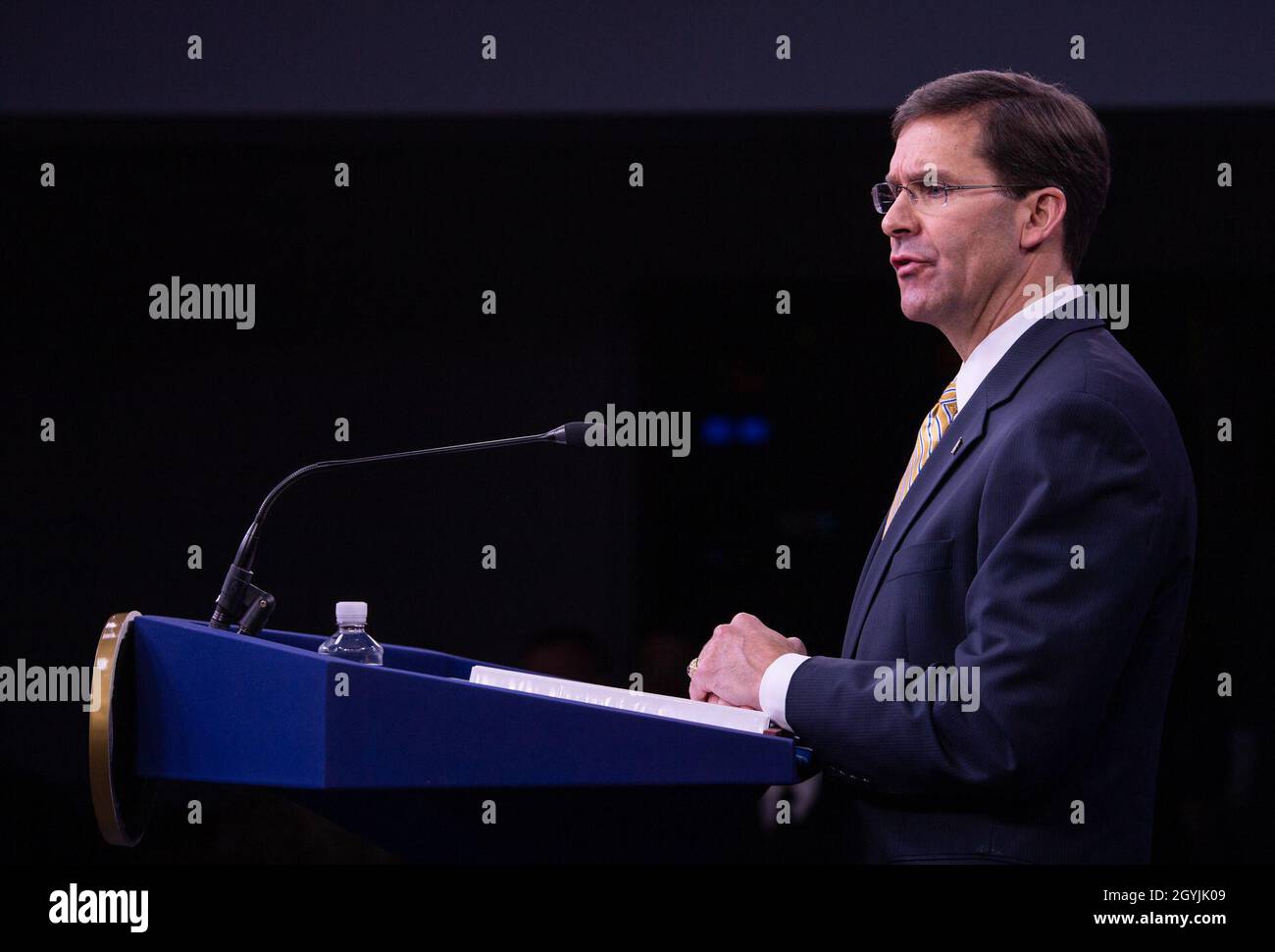 Stati Uniti Il Segretario della Difesa il dottor Mark T. Esper parla alla stampa durante una conferenza stampa al Pentagono Briefing Room a Washington D.C., il 7 gennaio 2020. (DoD foto di U.S. Il personale dell'esercito Sgt. Nicole Mejia) Foto Stock