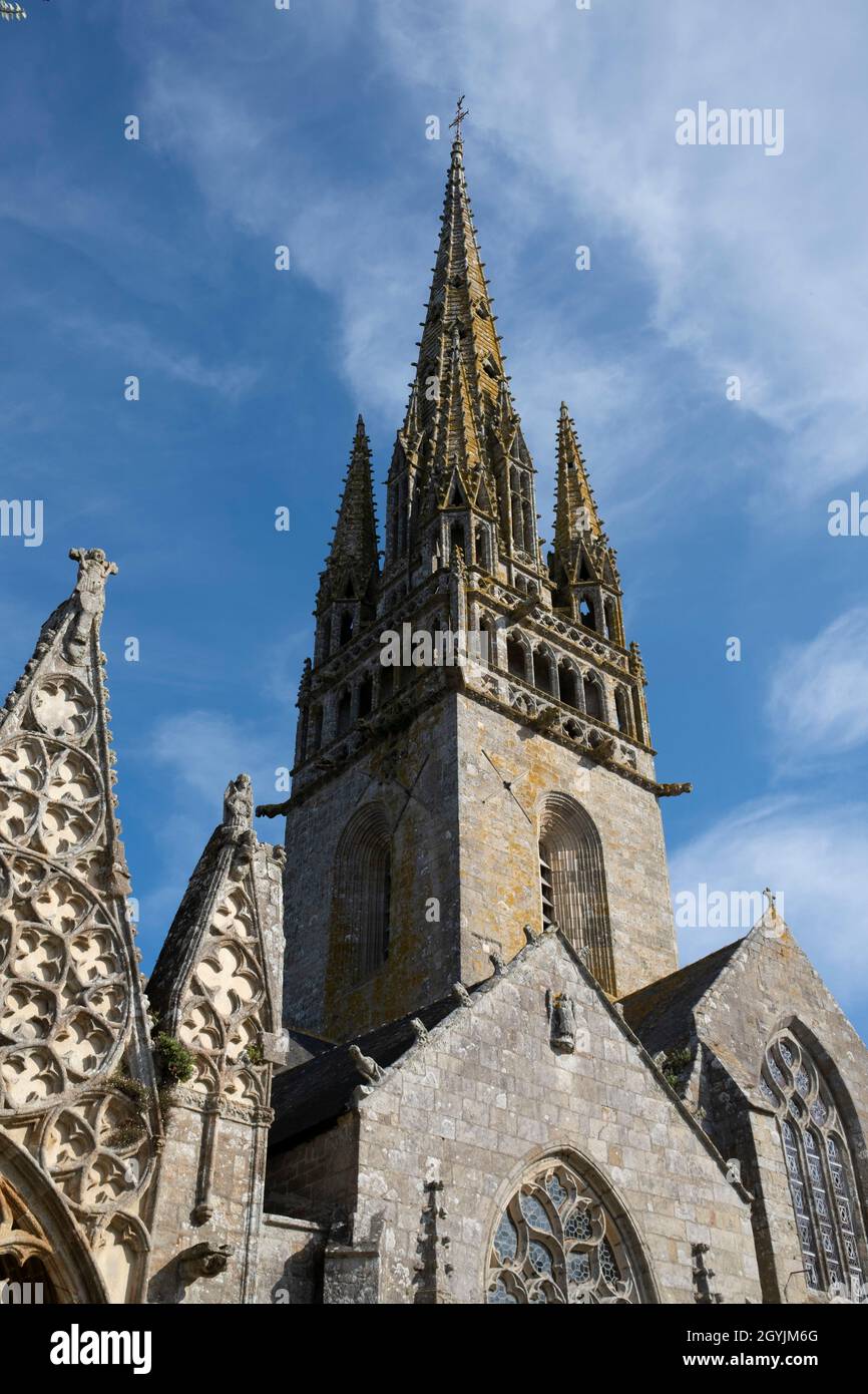 Esterno di eglise Notre-Dame de Roscoudon il 21 settembre 2021 a Pont Croix, Bretagna, Francia. La Bretagna è una penisola, una contea storica e un'area culturale nella parte occidentale della Francia, che copre la parte occidentale di quella che era conosciuta come Armorica durante il periodo dell'occupazione romana. Divenne un regno indipendente e poi un ducato prima di essere unito al Regno di Francia nel 1532 come provincia governata come nazione separata sotto la corona. Foto Stock