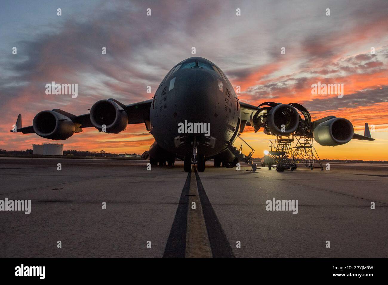 Un C-17 siede sulla linea di volo in attesa di riparazioni da parte dei membri del 437esimo Squadron di manutenzione dell'aeromobile 7 gennaio 2020, alla base di collegamento Charleston, S.C. la manutenzione di 40 Joint base Charleston C-17 Globemasters prende un team altamente addestrato di professionisti della manutenzione per identificare e riparare i problemi. (STATI UNITI Air Force Foto di: James Bowman) Foto Stock