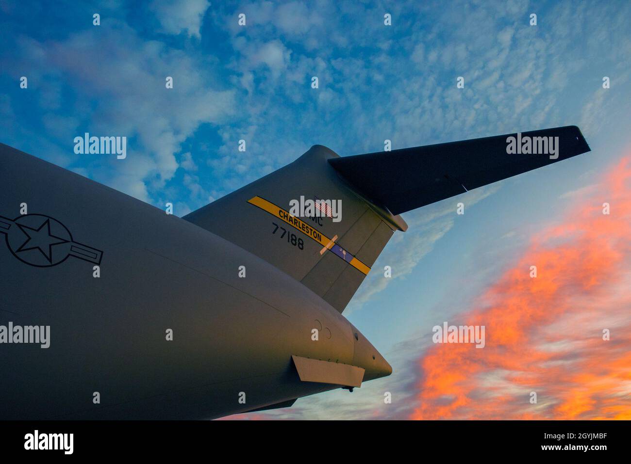 Un C-17 siede sulla linea di volo in attesa di riparazioni da parte dei membri del 437esimo Squadron di manutenzione dell'aeromobile 7 gennaio 2020, alla base di collegamento Charleston, S.C. la manutenzione di 40 Joint base Charleston C-17 Globemasters prende un team altamente addestrato di professionisti della manutenzione per identificare e riparare i problemi. (STATI UNITI Air Force Foto di: James Bowman) Foto Stock