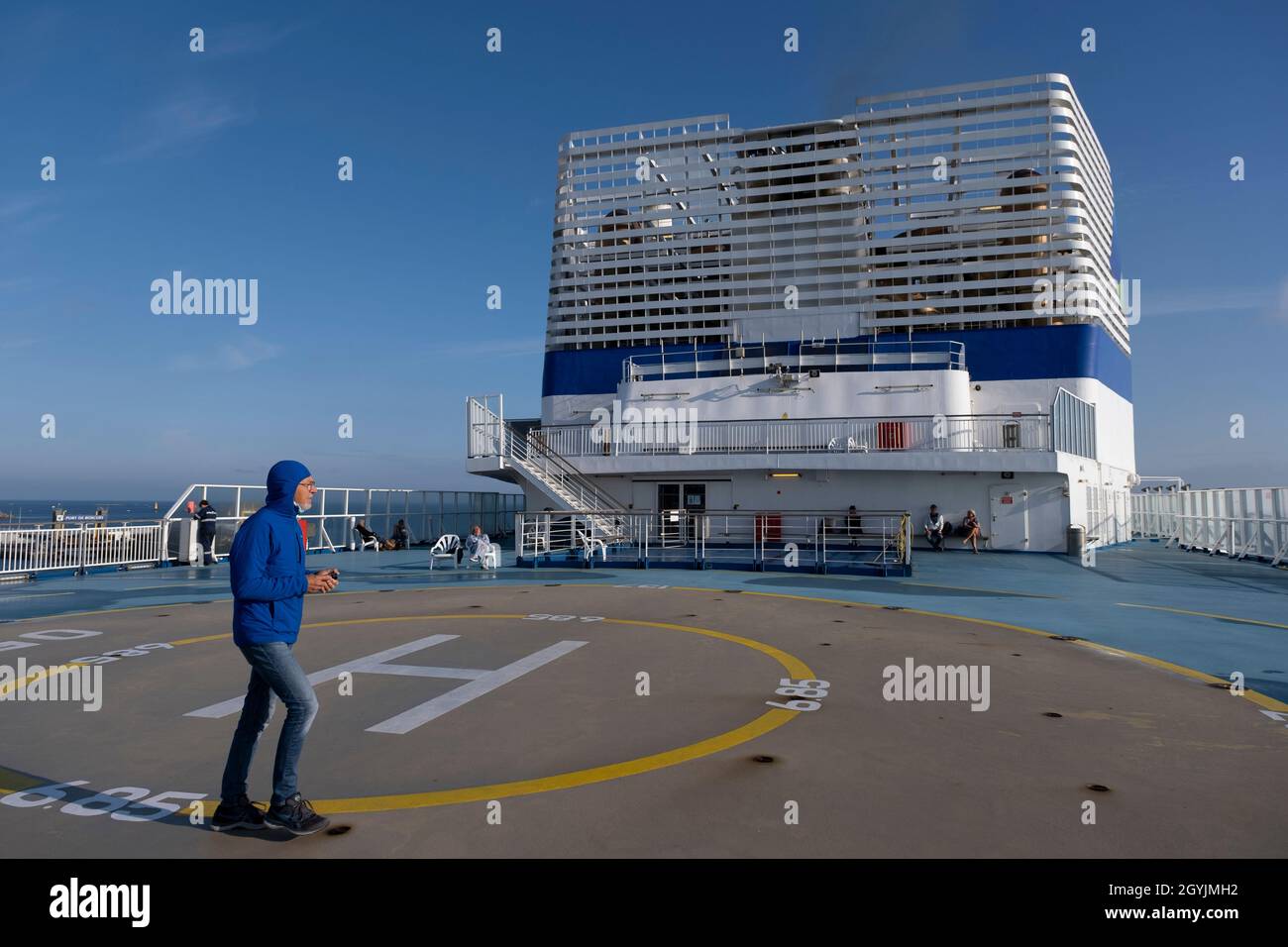 Passeggeri sul ponte di Brittany Ferries traghetto roll-on / roll-off auto il 26 settembre 2021 a Roscoff, Bretagna, Francia. Brittany Ferries è il nome commerciale della compagnia di navigazione francese BAI Bretagne Angleterre Irlande S.A. fondata nel 1973 da Alexis Gourvennec, che gestisce una flotta di traghetti e navi da crociera tra la Francia e il Regno Unito. Foto Stock