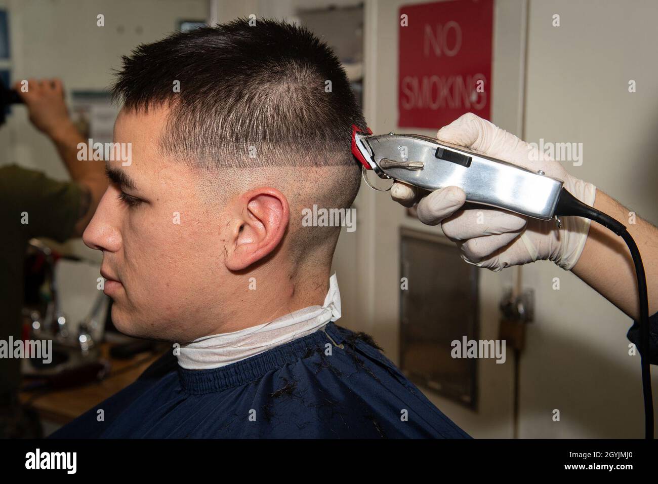 200107-N-VP266-1031 MAR MEDITERRANEO (GEN. 7, 2020) il Lt. Thomas Mickelson, assegnato alla nave di sbarco anfibio Harpers Ferry-Class USS Oak Hill (LSD 51), riceve un taglio di capelli dal Retail Services Specialist Seaman Gerardo Jimenez, anch'esso assegnato a Oak Hill, 07 gennaio 2020. Oak Hill, con sede a Joint Expeditionary base (JEB) Little Creek-Fort Story, Virginia, opera nell'area delle operazioni della 6a flotta statunitense a sostegno degli interessi di sicurezza nazionale degli Stati Uniti in Europa e Africa. (STATI UNITI Foto Navy di Mass Communication Specialist terza classe Griffin Kersting/rilasciato) Foto Stock