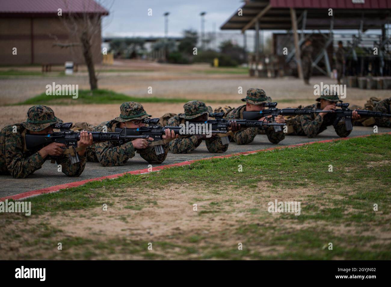 Reclute con Lima Company, 3° reclutamento addestramento battaglione, vista in durante la settimana erba al Marine Corps base Camp Pendleton, California, 8 gennaio 2020. Reclute esercitate tenendo ogni posizione di sparo per ore ogni giorno che conduce alla settimana di gamma per assicurare il loro successo. (STATI UNITI Foto del corpo marino di Lance CPL. Grazia J. Kindred) Foto Stock