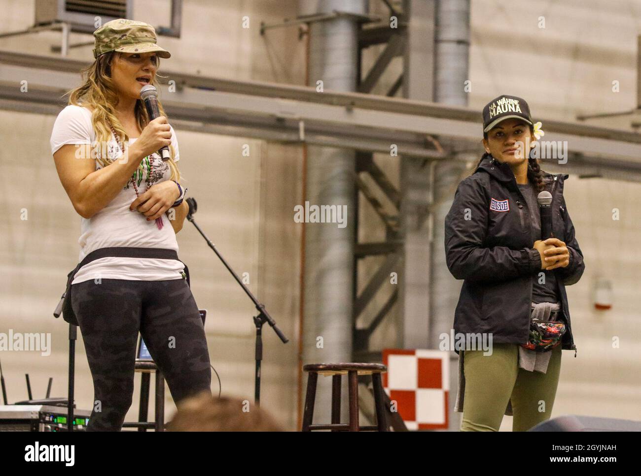 Felicity Herrig, un top contender nella divisione Ultimate Fighting Championship Strawweight, a sinistra, e il campione di pesi volanti Bellator Ilima-Lei Macfarlane, a destra, parlano con i soldati l'8 gennaio durante un tour show delle organizzazioni United Service del 2020 sulla base aerea di Podidz, a Podidz, in Polonia. Il 652° gruppo di supporto regionale, un'unità della Riserva dell'Esercito di Helena, Montana, ha lavorato con i membri dell'USO e dell'esercito polacco per ospitare lo spettacolo sulla base aerea di Podidz. (STATI UNITI Foto della riserva dell'esercito di Master Sgt. Ryan C. Matson, 652° gruppo di assistenza regionale) Foto Stock