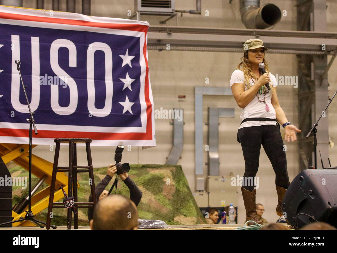 Felicity Herrig, un top contender della divisione Ultimate Fighting Championship Strawweight, parla con i militari statunitensi e polacchi l'8 gennaio durante un tour show delle organizzazioni United Service del 2020 sulla base aerea di Podidz, Powidz, Polonia. Il 652° gruppo di supporto regionale, un'unità della Riserva dell'Esercito di Helena, Montana, ha lavorato con i membri dell'USO e dell'esercito polacco per ospitare lo spettacolo sulla base aerea di Podidz. (STATI UNITI Foto della riserva dell'esercito di Master Sgt. Ryan C. Matson, 652° gruppo di assistenza regionale) Foto Stock