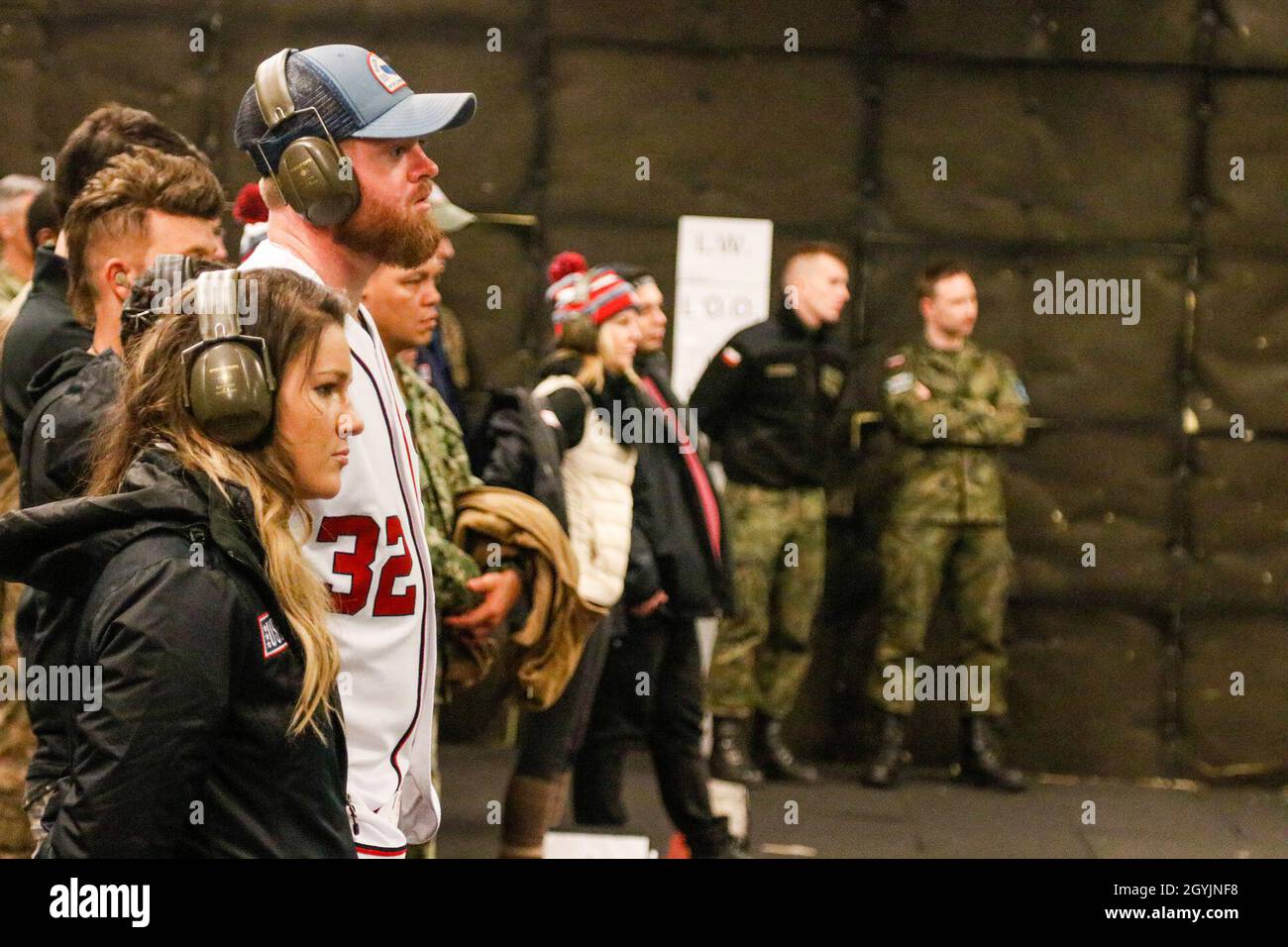 Felicity Herrig, un top contender nella divisione Ultimate Fighting Championship Strawweight, e il lanciatore Aaron Barrett del campione della World Series Washington Nationals, guarda una mostra da parte dei membri dell'esercito polacco 8 gennaio prima di un tour show delle organizzazioni United Service del 2020 sulla base aerea di Povidz, Podidz, Polonia. Il 652° gruppo di supporto regionale, un'unità della Riserva dell'Esercito di Helena, Montana, ha lavorato con i membri dell'USO e dell'esercito polacco per ospitare lo spettacolo sulla base aerea di Podidz. (STATI UNITI Foto della riserva dell'esercito di Master Sgt. Ryan C. Matson, 652° gruppo di assistenza regionale) Foto Stock