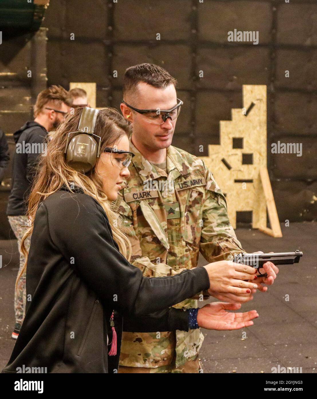 U.S. Army Reserve Sgt.. Ashton Clark, a destra, un sergeant di servizi petroliferi di Helena, Montana, con il 652o Gruppo di supporto Regionale, assiste Felicity Herrig, un top contender nella divisione Ultimate Fighting Championship Strawweight, nelle funzioni di una Beretta M9 l'8 gennaio prima di una tournée di 2020 United Service Organizations sulla base aerea di Podidz, Podidz, Polonia. Il 652° gruppo di supporto regionale, un'unità della Riserva dell'Esercito di Helena, Montana, ha lavorato con i membri dell'USO e dell'esercito polacco per ospitare lo spettacolo sulla base aerea di Podidz. (STATI UNITI Foto della riserva dell'esercito di Master Sgt. Ryan C. Matson, 652 Foto Stock