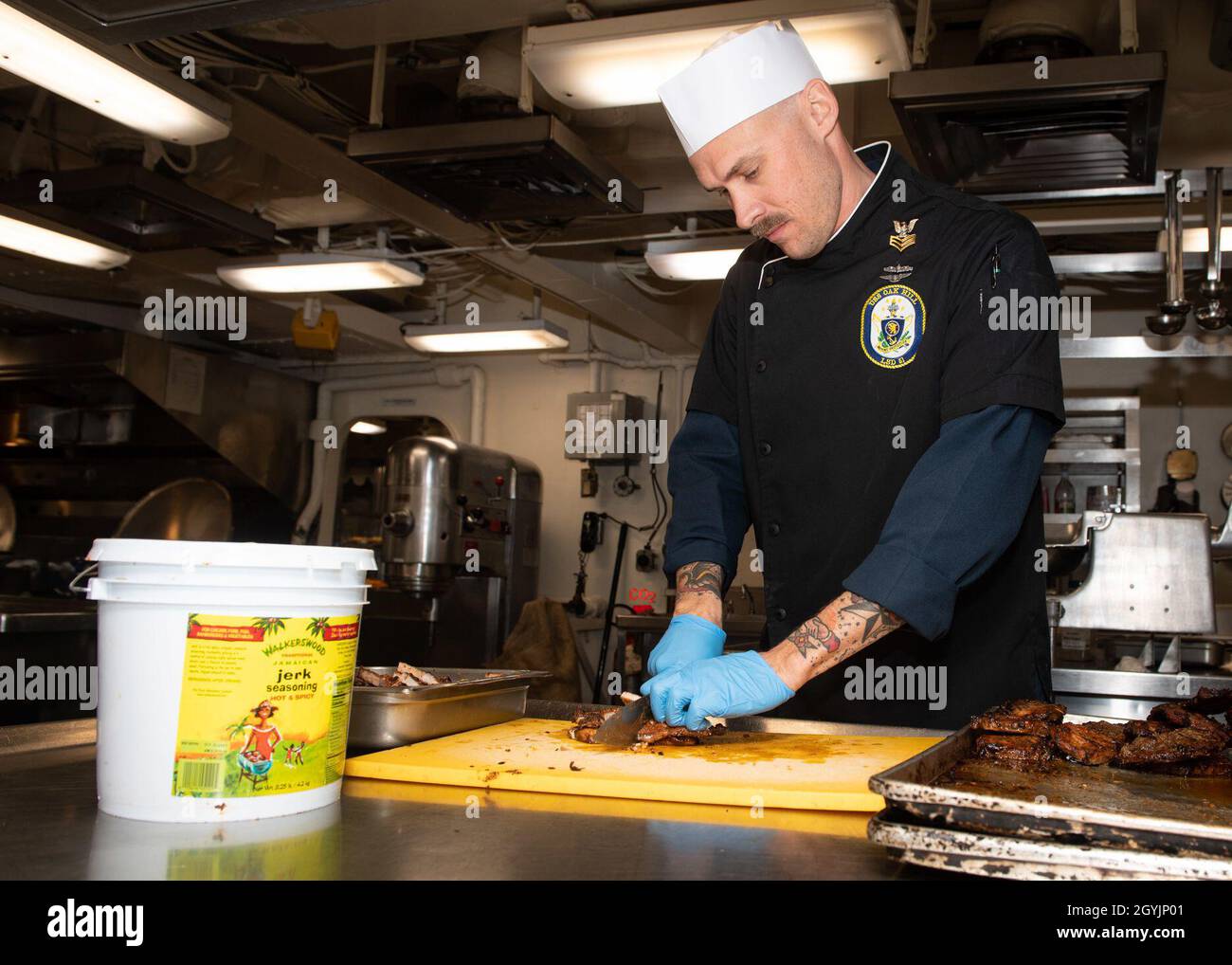 200108-N-VP266-1014 MAR MEDITERRANEO (GEN. 8, 2020) Specialista culinario di prima classe Andrew Laroe, assegnato alla nave di sbarco anfibio Harpers Ferry-Class USS Oak Hill (LSD 51), prepara la cena per l'equipaggio della Oak Hill, 8 gennaio 2020. Oak Hill, con sede a Joint Expeditionary base (JEB) Little Creek-Fort Story, Virginia, opera nell'area delle operazioni della 6a flotta statunitense a sostegno degli interessi di sicurezza nazionale degli Stati Uniti in Europa e Africa. (STATI UNITI Foto Navy di Mass Communication Specialist terza classe Griffin Kersting/rilasciato) Foto Stock