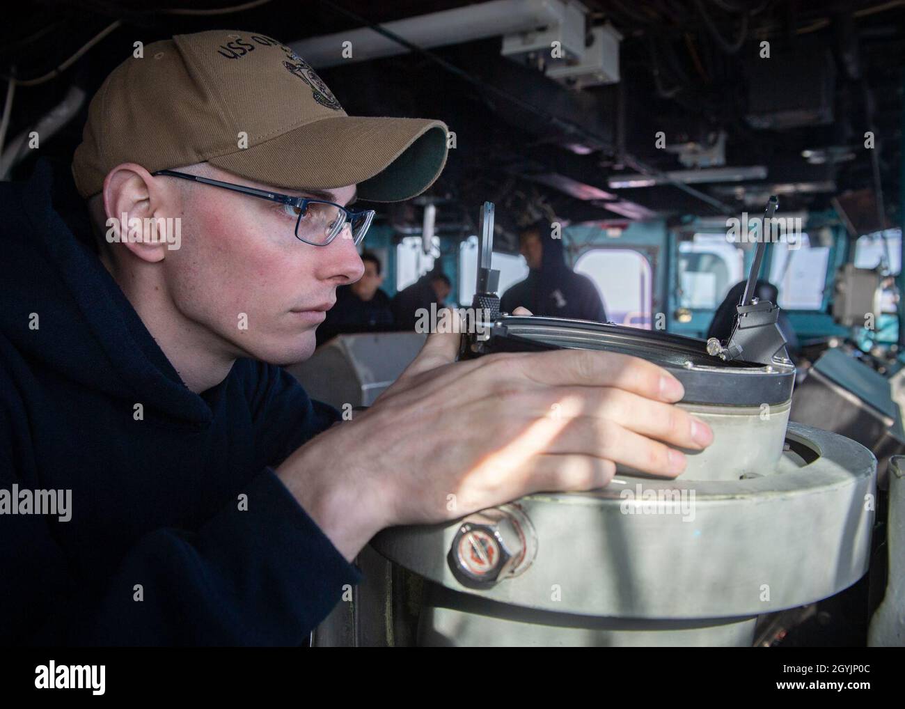 200108-N-VP266-1008 MAR MEDITERRANEO (GEN. 8, 2020) Ensign Brandon Watson, assegnato alla nave di sbarco anfibio Harpers Ferry-Class USS Oak Hill (LSD 51), cerca i contatti mentre si guarda in piedi sul ponte a bordo di Oak Hill, 8 gennaio 2020. Oak Hill, con sede a Joint Expeditionary base (JEB) Little Creek-Fort Story, Virginia, opera nell'area delle operazioni della 6a flotta statunitense a sostegno degli interessi di sicurezza nazionale degli Stati Uniti in Europa e Africa. (STATI UNITI Foto Navy di Mass Communication Specialist terza classe Griffin Kersting/rilasciato) Foto Stock