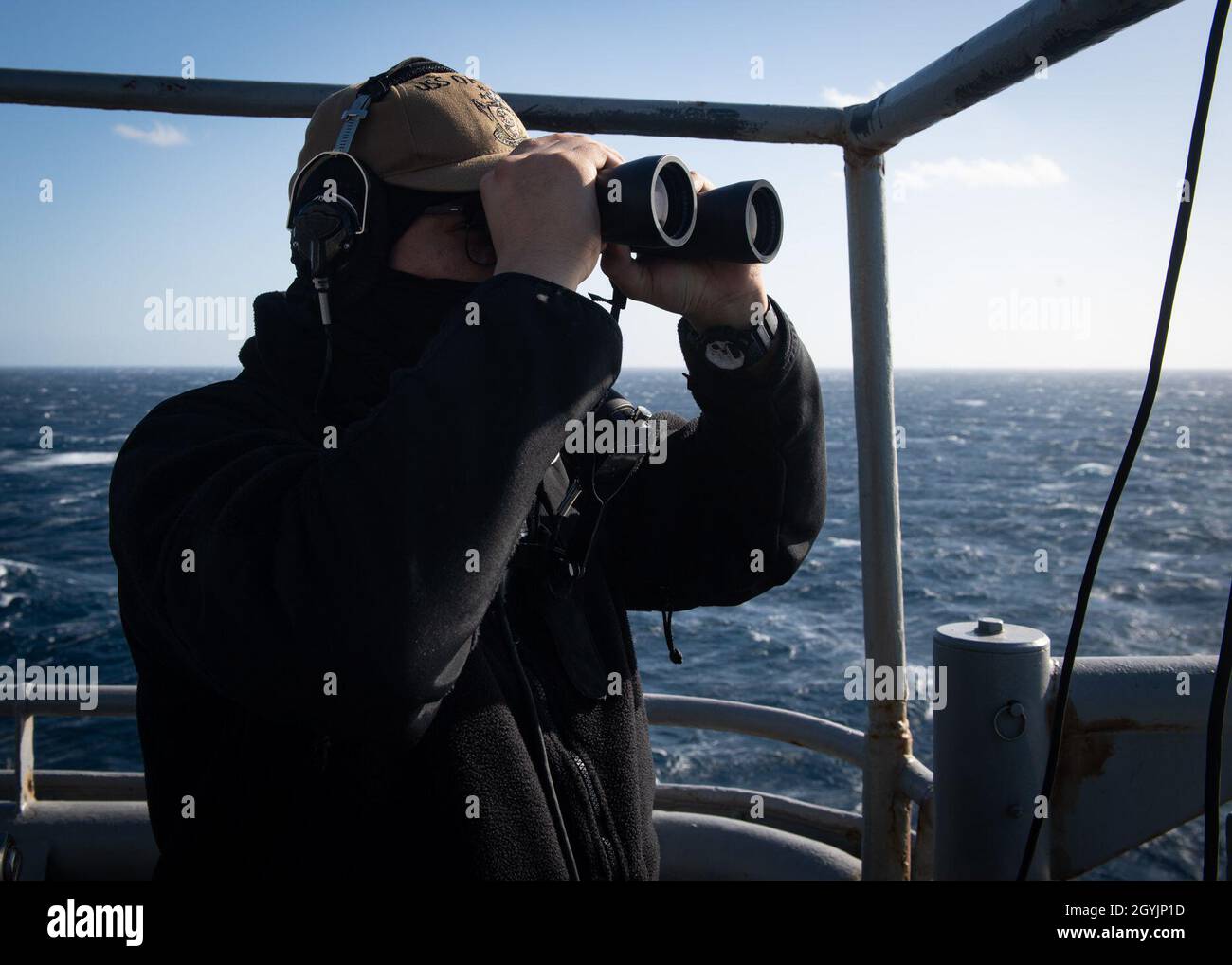 200108-N-VP266-1006 MAR MEDITERRANEO (GEN. 8, 2020) Seaman Ivan Leon, assegnato alla nave di sbarco anfibio Harpers Ferry, USS Oak Hill (LSD 51), cerca i contatti mentre si alza a bordo della Oak Hill, 8 gennaio 2020. Oak Hill, con sede a Joint Expeditionary base (JEB) Little Creek-Fort Story, Virginia, opera nell'area delle operazioni della 6a flotta statunitense a sostegno degli interessi di sicurezza nazionale degli Stati Uniti in Europa e Africa. (STATI UNITI Foto Navy di Mass Communication Specialist terza classe Griffin Kersting/rilasciato) Foto Stock