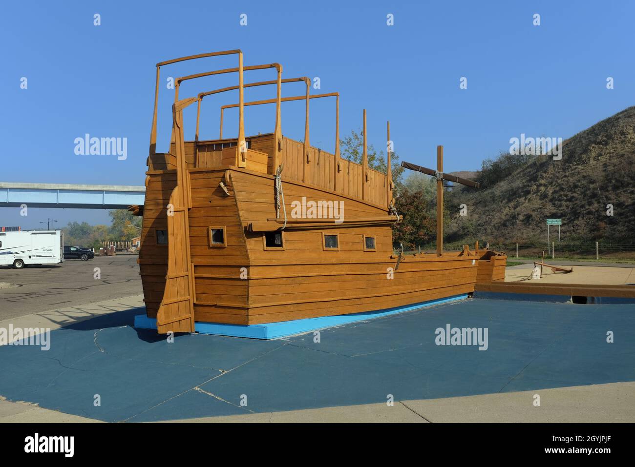 BISMARCK, NORTH DAKOTA - 3 Oct 2021: Keelboat nel Keelboat Park, adiacente al fiume Missouri e parte del Missouri Valley Legacy Center. Foto Stock