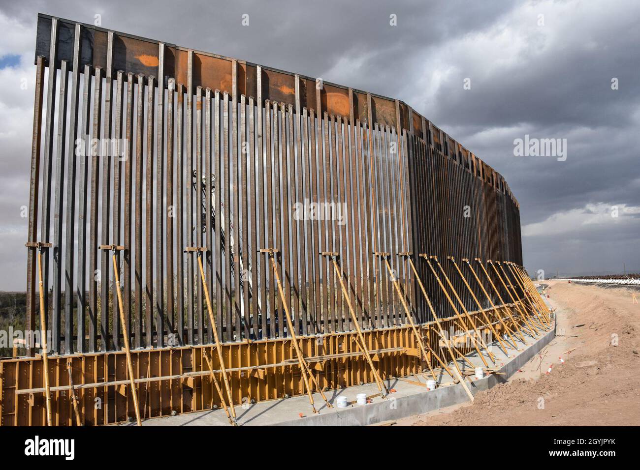 Temporanea delle traverse di supporto in acciaio attesa bollard pannelli di barriera in posizione durante il processo di installazione che include una costruzione di un muro di contenimento a Yuma 1 progetto sito nelle vicinanze di Yuma, Arizona, Gen 9, 2020. Lo Yuma 1 progetto si estende per circa 5 miglia, sostituzione fatiscente e modelli obsoleti con un acciaio bollard sistema di barriera. Gli Stati Uniti Esercito di ingegneri, Sud pacifico distretto di confine è in grado di fornire servizi di contraenti, compresa la progettazione e la costruzione di supervisione del Dipartimento della difesa-finanziati a sud-ovest di confine progetti di barriera in California, Arizona, nel New Mexico e del Texas al Foto Stock