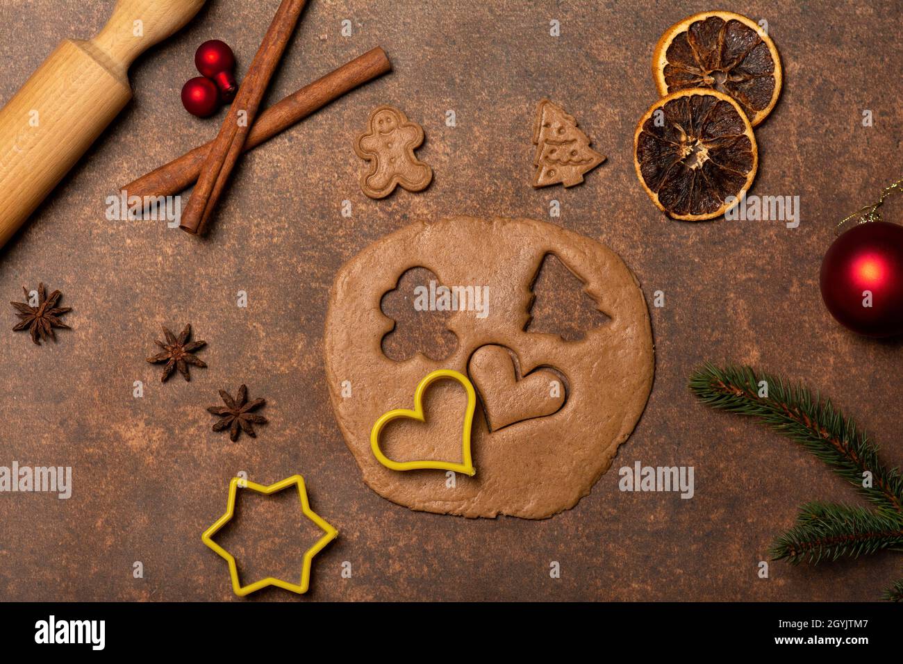 Inizia a preparare biscotti al pan di zenzero! È un odore schiacciante di questo trattamento festivo che può trasportarci indietro alla nostra infanzia. Foto Stock