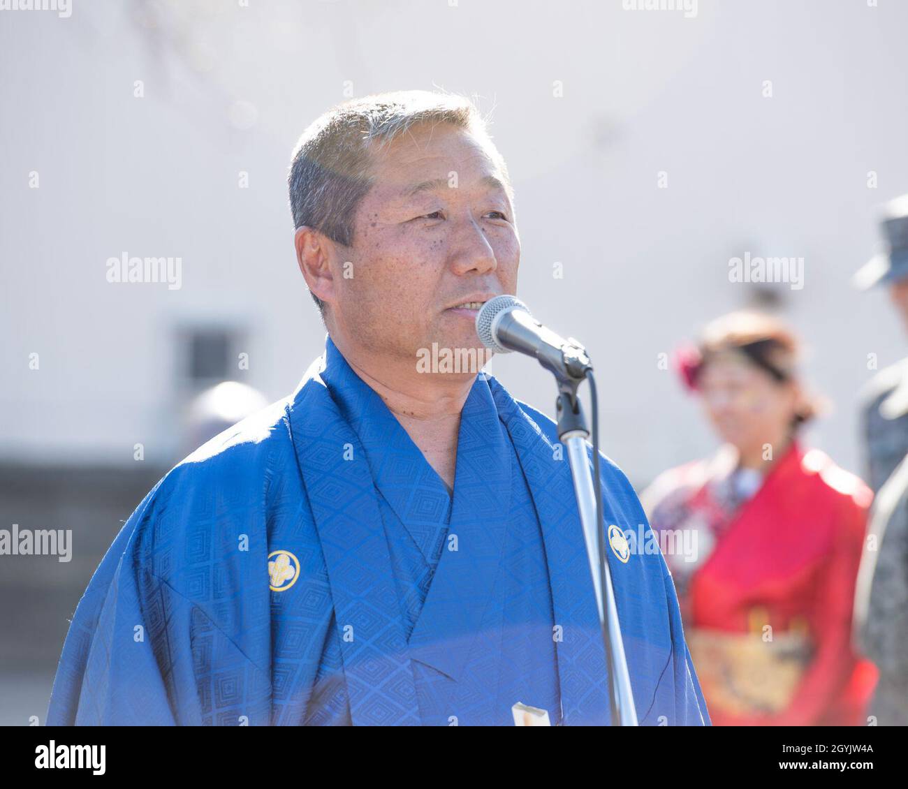 Yoichi Akimoto, presidente della Japanese Welfare Association, dà le sue osservazioni di apertura durante il JWA New Year Fest, 10 gennaio 2020, presso la Yokota Air base, Giappone. Il JWA è un gruppo senza scopo di lucro composto da dipendenti giapponesi di Yokota. Da oltre 70 anni la JWA ha fornito attività morali, assistenziali e ricreative ai dipendenti giapponesi dello Yokota e alla comunità locale. (STATI UNITI Air Force foto di Machiko Arita) Foto Stock