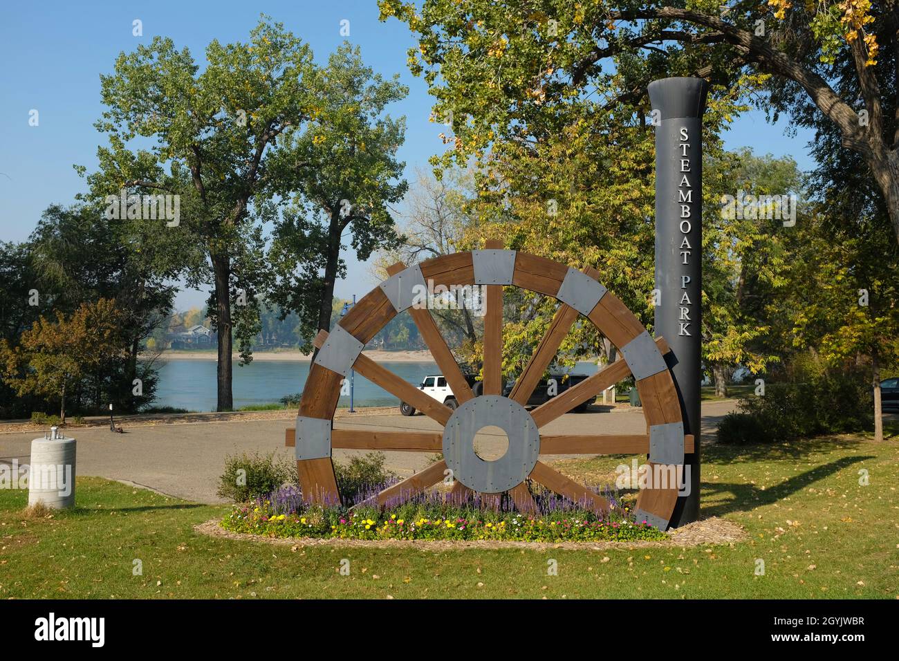 BISMARCK, NORTH DAKOTA - 3 ottobre 2021: Cartello al Steamboat Park lungo il fiume Missouri con sentieri e una replica di pedalò. Foto Stock