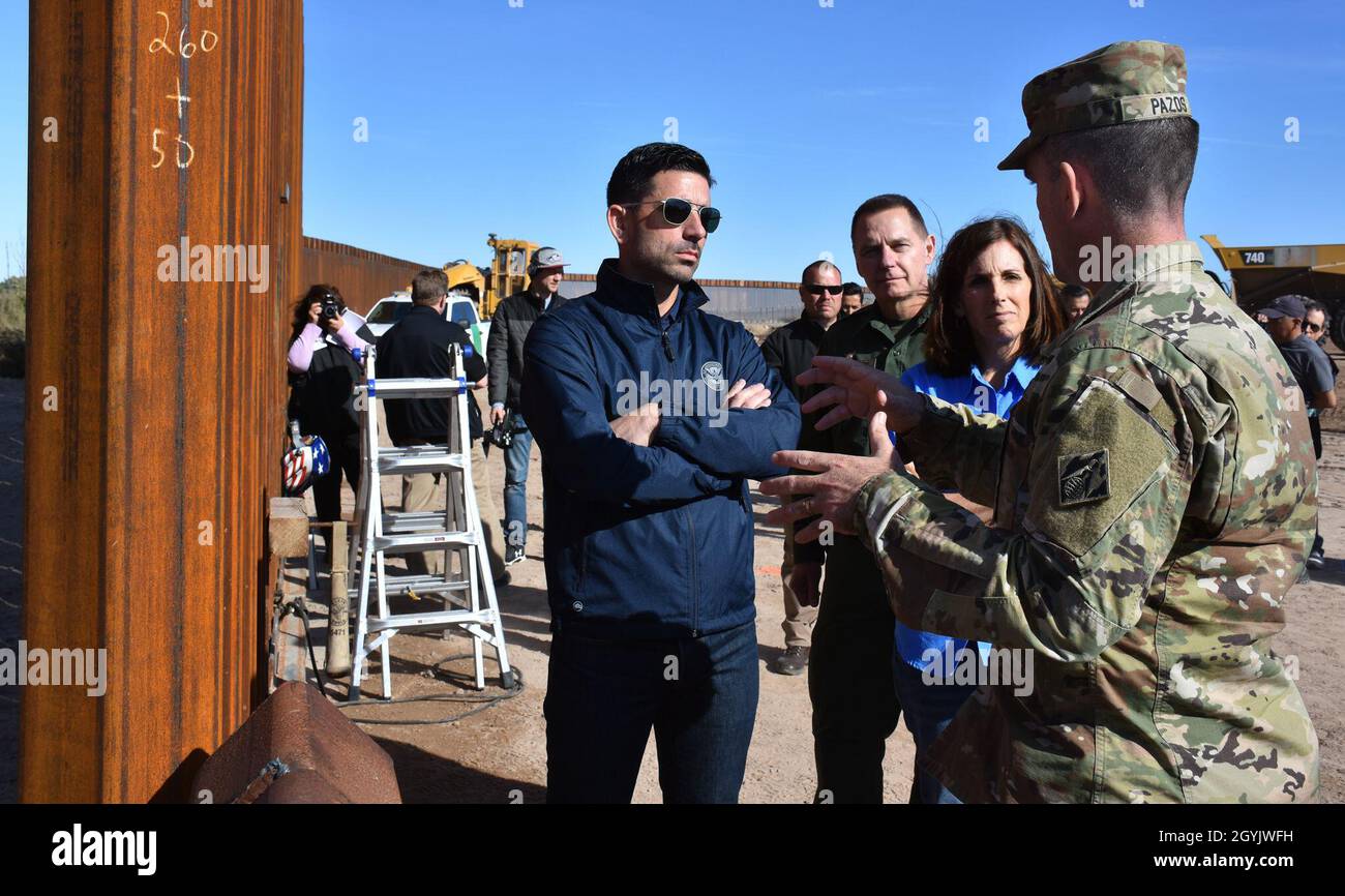 Rafael Pete Pazos descrive il processo di installazione dei pannelli al Segretario di Stato per la sicurezza interna Chad F. Wolf e Sen. Martha McSally a Yuma, Arizona prima di un evento che commemora il completamento di 100 miglia di sistema di barriera di confine lungo il confine sud-ovest il 10 gennaio 2020. Il progetto Yuma 1 si estende per circa 8 km, sostituendo i progetti dilapidati e obsoleti con un sistema di barriere in acciaio. Il Corps of Engineers’ Border District fornisce servizi di appalto, tra cui progettazione e costruzione o Foto Stock