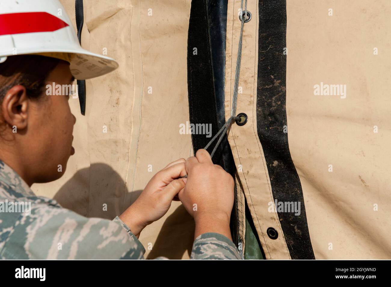 Airman Larissa Brown, 23d Force Support Squadron servizi apprendista, tessere le cinghie di carico per fissare una tenda 10 gennaio 2020, alla Moody Air Force base, Georgia. Il 23d FSS si occupa della costruzione di cucine di spedizione a pallet singolo almeno una volta ogni due anni per dimostrare la propria capacità di fornire pasti per 550 Airmen in un ambiente austero. Gli SPEK sono cucine mobili che possono essere assemblate in meno di tre ore da un team di circa otto Airmen. (STATI UNITI Air Force foto di Airman 1st Class Jasmine M. Barnes) Foto Stock