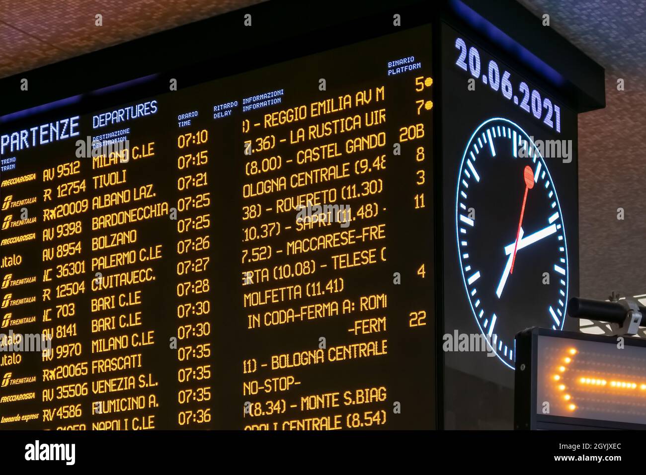 Napoli, Italia - 20 giugno 2021: Tabellone elettronico con gli orari dei  treni che transitano per la stazione ferroviaria Foto stock - Alamy