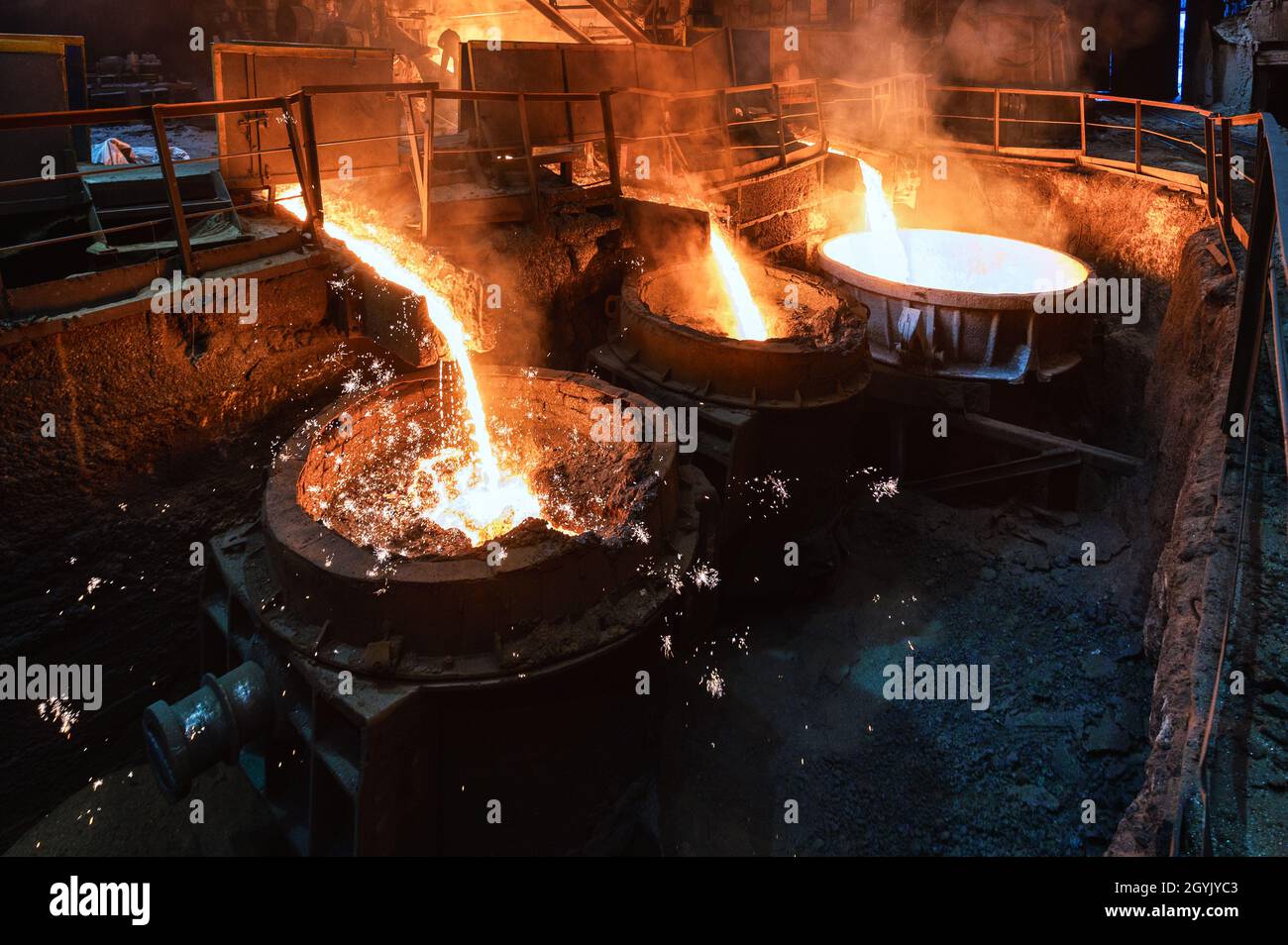 Scorie di altoforno e spillatura di ghisa. Il metallo fuso e la scoria vengono versati in una siviera. Foto Stock